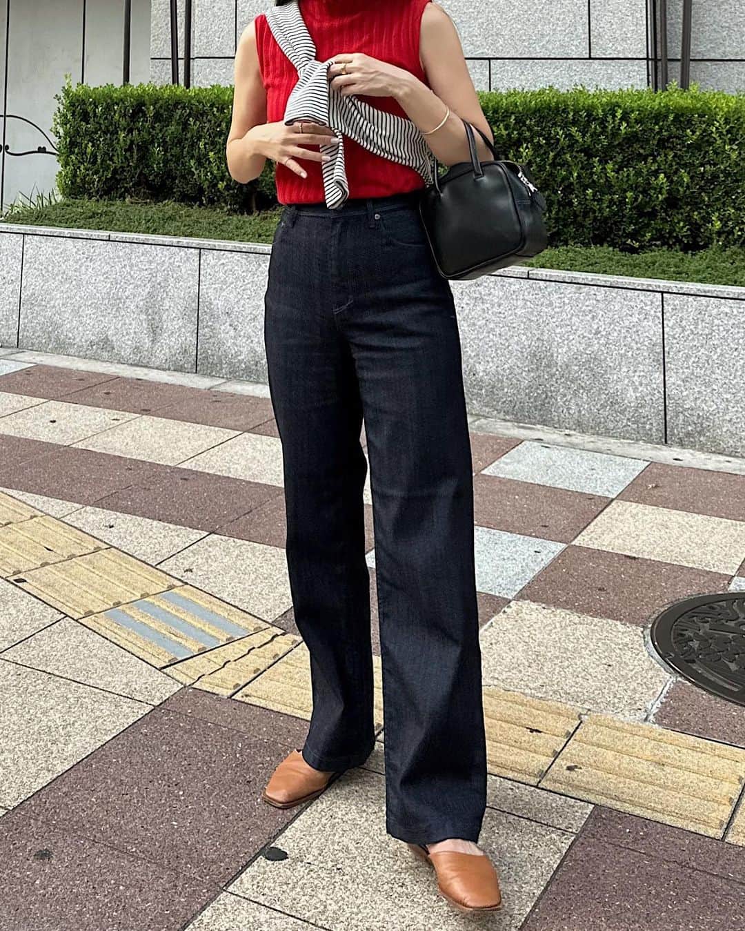 小川陽香さんのインスタグラム写真 - (小川陽香Instagram)「ついについに！ 自分にぴったりなデニムを見つけましたよっと🫶🏻 👖 @yanuk_official ワイドストレートLILITH  ㅤㅤ ㅤ ㅤ ほんっっっとにデニム履かなくて🥲（というか履けなくて！） ㅤ なんでかってウエストぴったりだとお尻とか太もも気になるし、 そこが大丈夫ってなったら今度はウエスト大きいとか😮‍💨 ㅤ ザって感じのウェーブ民なので本当にデニム選びが難しい。 （でもデニムコーデしたい🥺🤚🏻🤍） ㅤ 共感してくれるDMたくさん来てて同じ悩みの人多いんだなって ウェーブの悩みだよね〜〜。 ㅤ ㅤ Yanukのデニムが骨格ウェーブにおすすめって聞いたから、お店行って試着したら納得！ワイドストレートLILITHとボーイズストレートLEAでめっちゃ迷ったけど、形も素材もウェーブ向きだったLILITHを購入しました️💞💞 ㅤㅤㅤ ㅤ たくさんデニムコーデ楽しむ〜✌🏻🧡 夏のコーデ見納め！ ㅤ ㅤ ㅤ #yanuk #ヤヌーク #デニムパンツ #私服 #155cm」9月29日 21時47分 - _haruka824