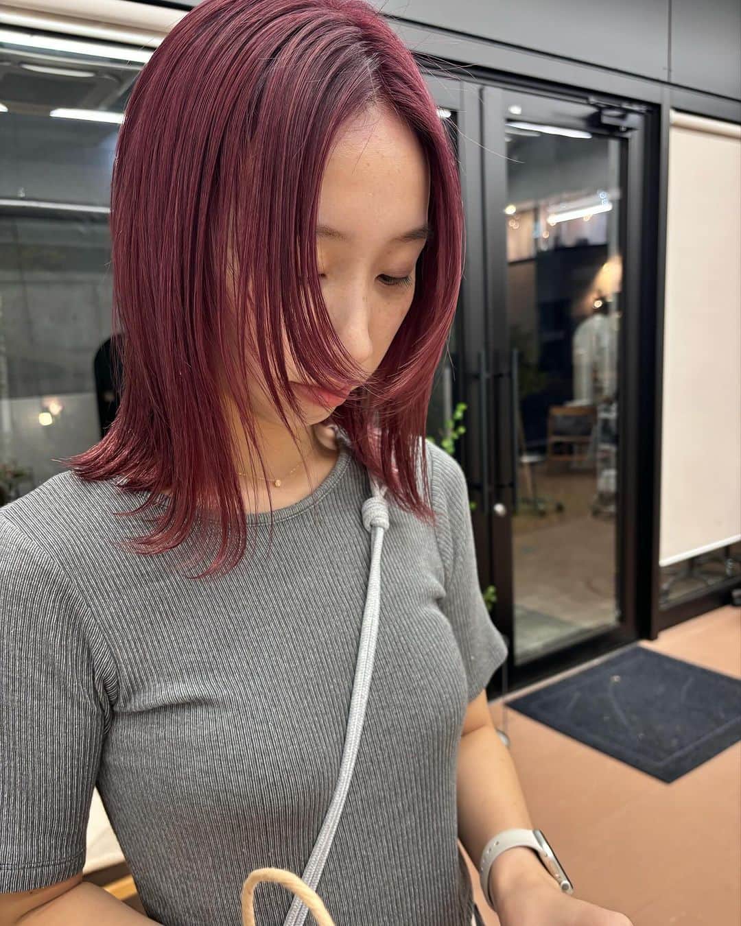 のインスタグラム：「少し深めのピンク　は赤紫ぽく ・ ・ 根元ブリーチリタッチ1回 ・ ブリーチの回数で色の出方が変わります。  #ケアブリーチ#ショートヘア#マッシュショート#ブリーチカラー#ピンクカラー#レッドカラー#美容」