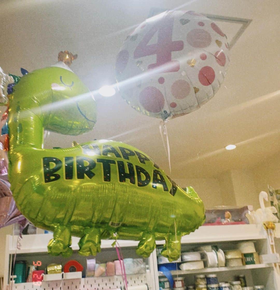 伊藤信子のインスタグラム：「Happy 4th Birthday my lovely princess👸🏻･:*+.\(( °ω° ))/.:+🦖 9.29.2023」