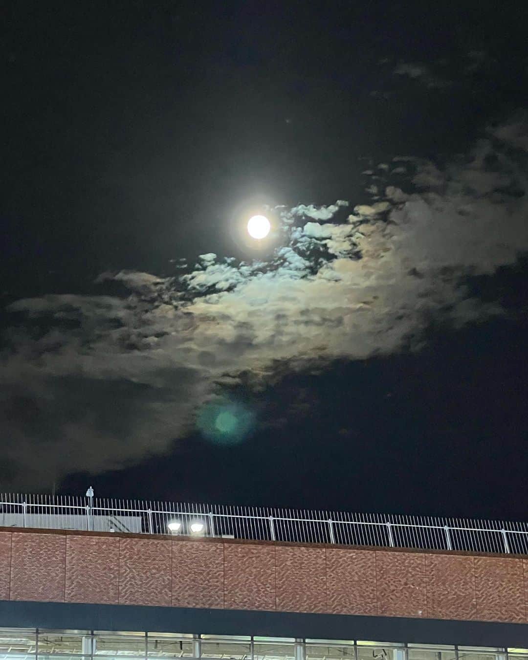 岩崎宏美さんのインスタグラム写真 - (岩崎宏美Instagram)「中秋の名月🌕仙台にいます。 ヨシリンとおもてに出てみたら、ホテルの部屋からは見えなかった満月を見ることが出来ました。 昨日から、有難いことばかりです。 お月見団子を東京駅で買って、まだお月様見えないのに、新幹線の中で一ついただきました。😆 今年もあと3ヶ月です。 丁寧に大事に歩みましょう‼️ #中秋の名月 #満月  #虎の日」9月29日 21時51分 - hiromiiwasaki_official