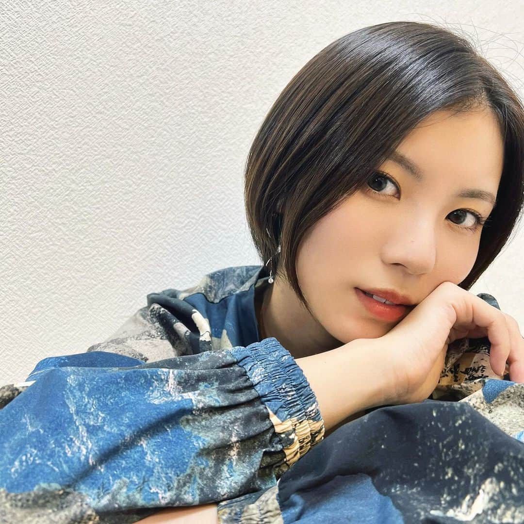 小林玲さんのインスタグラム写真 - (小林玲Instagram)「⁡ . ⁡ 💇‍♀️ ⁡ ⁡ 髪を少しカットして 今回は明るめのグレージュカラーに していただきました🙌 ⁡ ⁡ ⁡ @mineyukimorikami さん ありがとうございました☺︎ ⁡ ⁡ ⁡ ⁡ ⁡ ⁡ #ユーレルム #urealm #美容院 #ショートヘア #グレージュカラー　 #ブリーチなし #hairstyle #haircolor #shorthair #shortcut」9月29日 21時54分 - rei.kobayashi