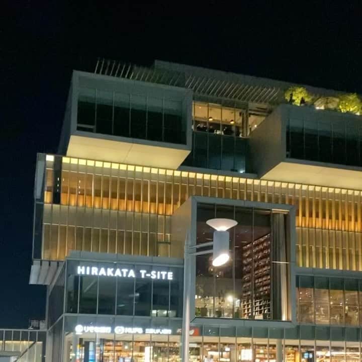 のインスタグラム：「【今日の天気】 2023年9月29日（金） 秋晴れ　最高気温31度 暑さの中にも秋の風を感じる  今夜は十五夜お月さん。 中秋の名月です。  枚方T-SITEを出て何気なく振り向くと、そこにはとてつもなく輝くお月様が。  夢中で撮ること数分間。 振り返ると沢山の方々がみんな同じ方を向いてスマホを掲げていらっしゃいます。  皆様、綺麗なお月様は撮れましたか？  私のは何だかぼんやりしていて、実物の鏡のような輝きを放つ凛としたお月様とは似ても似つかない残念な感じですが、それはそれで私だけが捕まえたお月様は愛おしいものです。 最後の画像は8階のAuRAから撮影しました。  ユーミンの『14番目の月』という歌をご存知ですか。 次の夜から欠けてゆく満月（15番目の月）より1番好きなのは14番目の月 といった様な歌詞があるのですが、歳月を重ねて生きて来ますと、十五夜を過ぎて欠けていった月も、また満ちて来ることを知っています。 そしてまた欠けてゆくことも。  満ちて欠けて、満ちて欠けてを繰り返しながら地球の周りをまわる月。 私もまた凹んで元気になって、泣いて笑ってを繰り返しながら大切な何かの周りをくるくると巡っているような、なんて事を思ったり思わなかったり。  とにかく、枚方T-SITEとお月様。とても綺麗な眺めです。 満月ではありませんが明日の夜ももし晴れるなら、素敵な眺めになることでしょう。  そして明日30日は朝10時から「WE LOVE BAKERY」の開催、夜17時からは「MODERN CLASSICS  vol.3〜枚方T-SITE 英国ナイト〜」が開催されます。 賑やかな1日になりそうです。 詳しくはホームページをご覧ください。 枚方T-SITEでお待ちしております。  #枚方tsite  #枚方tサイト  #枚方t_site  #枚方蔦屋書店  #満月  #十五夜  #14番目の月」