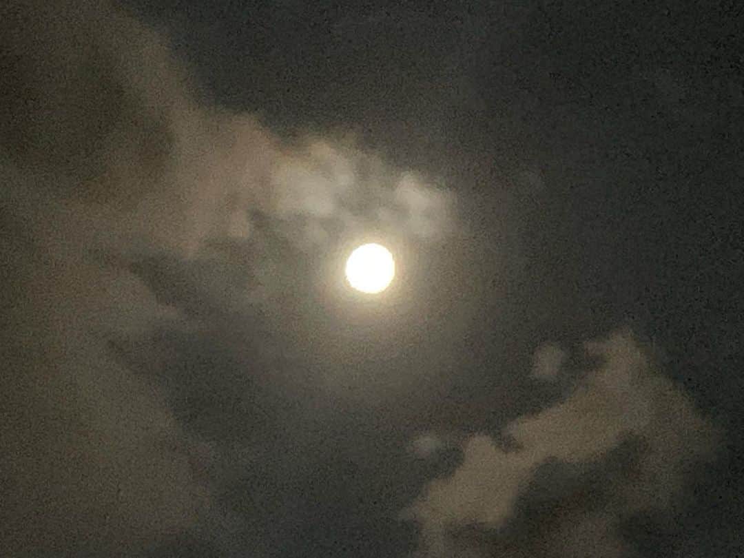 栗原類さんのインスタグラム写真 - (栗原類Instagram)「中秋の名月 この瞬間を見れて嬉しい。残りの仕事頑張ります。 #moon #fullmoon #月　#満月」9月29日 21時55分 - louis_kurihara