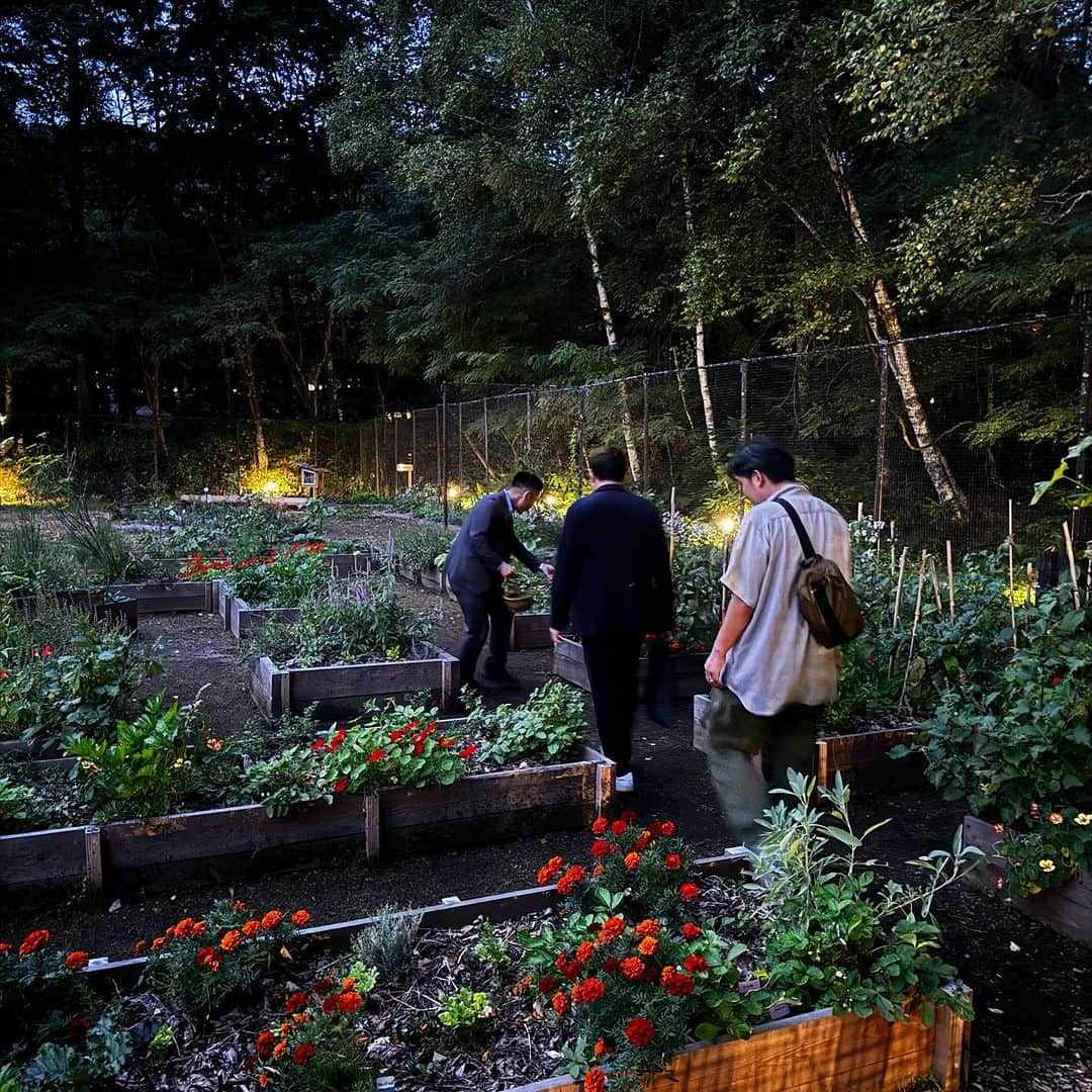 土井地博さんのインスタグラム写真 - (土井地博Instagram)「仕事で長野県茅野市の蓼科高原にある総合リゾート施設「東急リゾートタウン蓼科」へ。 @morigurashi.tateshina  @tateshina_tokyu_hotel   広大な土地でもりぐらし(森暮らし)が体験出来るこの場所は日本の高原リゾートをダイナミックに感じる事が出来る場所。 軽井沢や那須とは違う伝統と格式、またそこに新たなアイデアやデザインが施される新感覚がある空間。  #長野 #蓼科 #東急リゾート #もりぐらし #morigurashi」9月29日 21時55分 - hiroshi_doiji