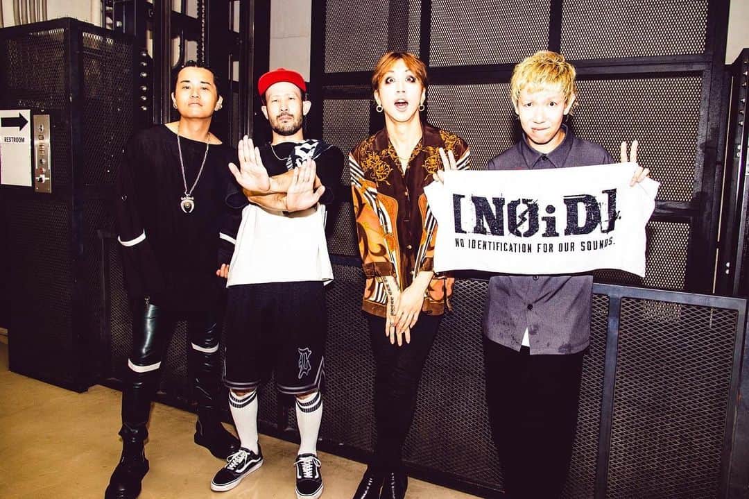 青木カズローのインスタグラム：「SUPER BEAVER、ホールツアー初日広島公演殺影完了。 #写殺」