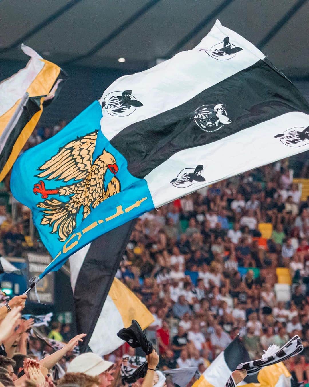 ジェラール・デウロフェウのインスタグラム：「Siamo consapevoli che questo non sia l’inizio che ci aspettavamo. Tuttavia, se c’è qualcosa che ho imparato dal calcio, è che le cose cambiano solo quando tutti lavorano insieme verso lo stesso obiettivo.  Non esistono formule magiche, esiste il duro lavoro, la costanza e perseverare giorno dopo giorno per far VINCERE l’Udinese.  Avanti tutti insieme per la partita di domenica.  ⚪⚫ #ForzaUdinese」