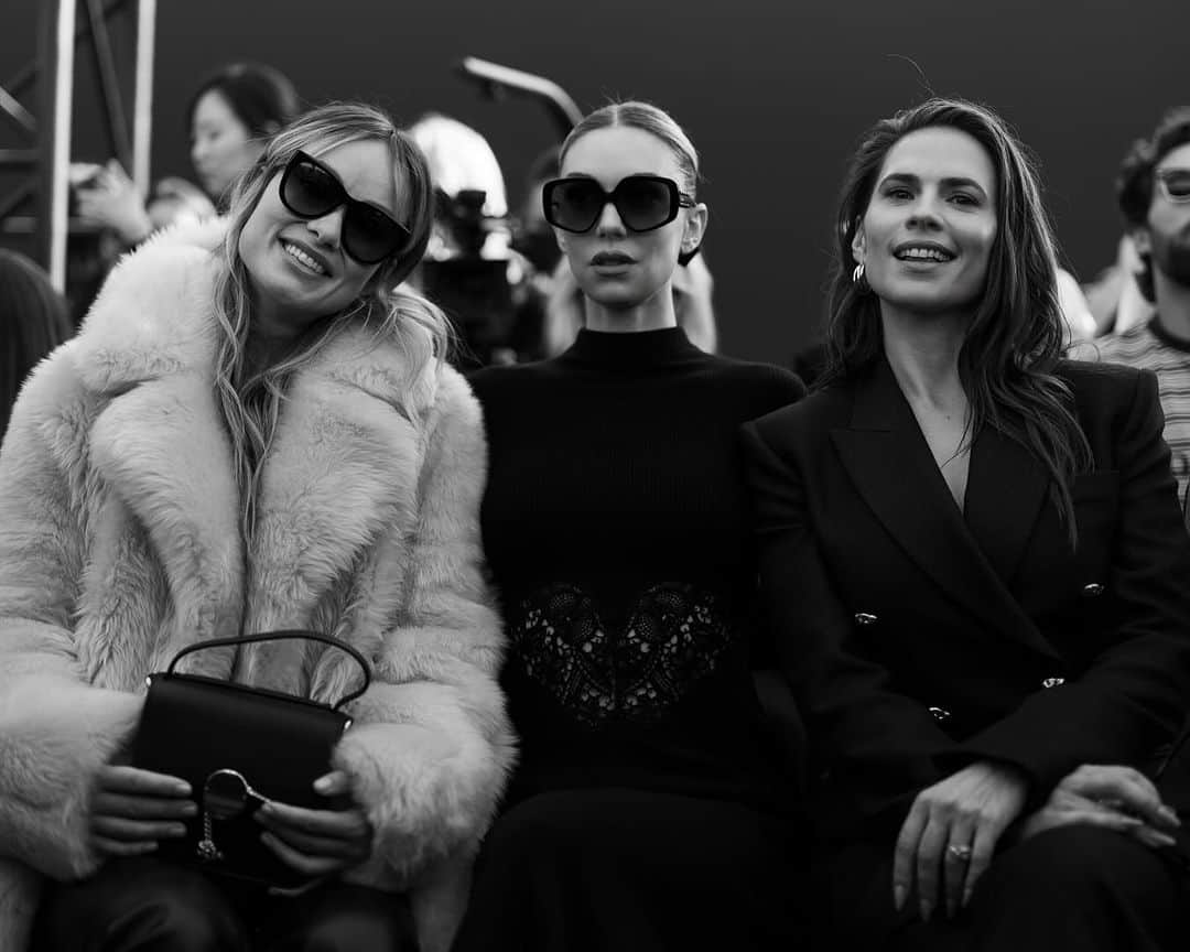 ヴァネッサ・カービーのインスタグラム：「@oliviawilde, @vanessa__kirby, @wellhayley photographed at the Chloé Spring-Summer 2024 show, which took place on the banks of the Seine in Paris.  #ChloeSS24」