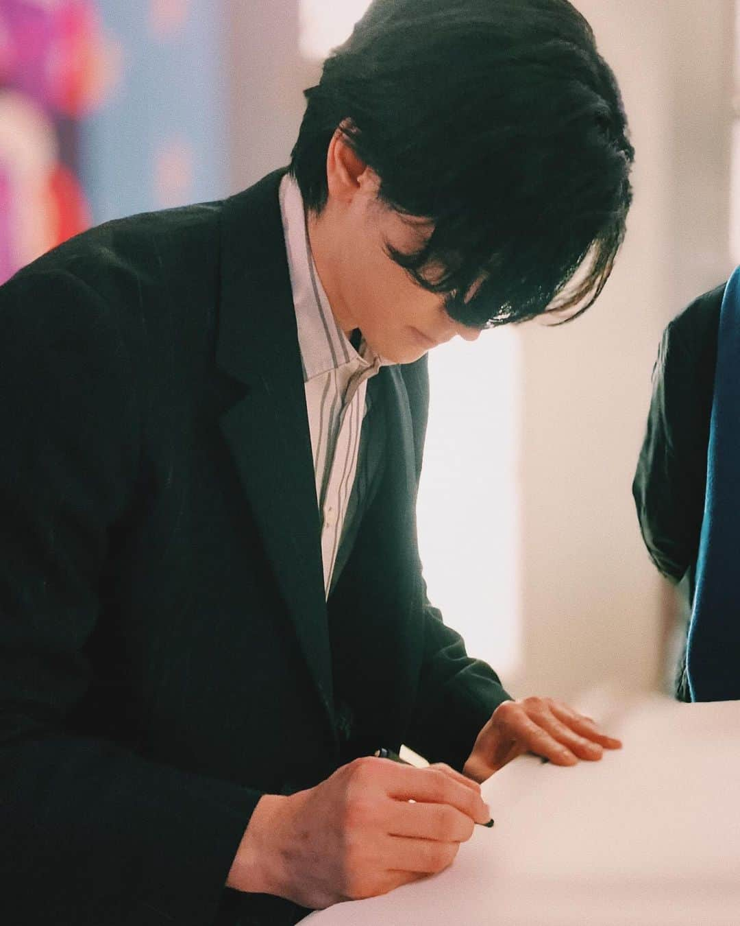 中島裕翔さんのインスタグラム写真 - (中島裕翔Instagram)「📸✍🏻 Throwback to the memories of Berlin.  Look at his posture! He focused on taking pictures.  #manhole #berlin #berlinale2023 #berlinbear #redcarpet #kazuyoshikumakiri #tb」9月29日 21時56分 - iam_yuto_nakajima