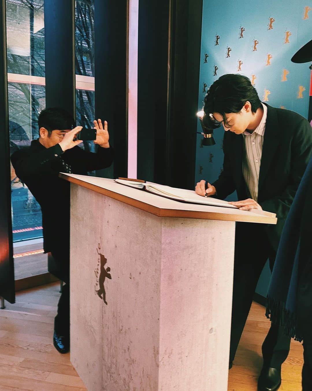 のインスタグラム：「📸✍🏻 Throwback to the memories of Berlin.  Look at his posture! He focused on taking pictures.  #manhole #berlin #berlinale2023 #berlinbear #redcarpet #kazuyoshikumakiri #tb」