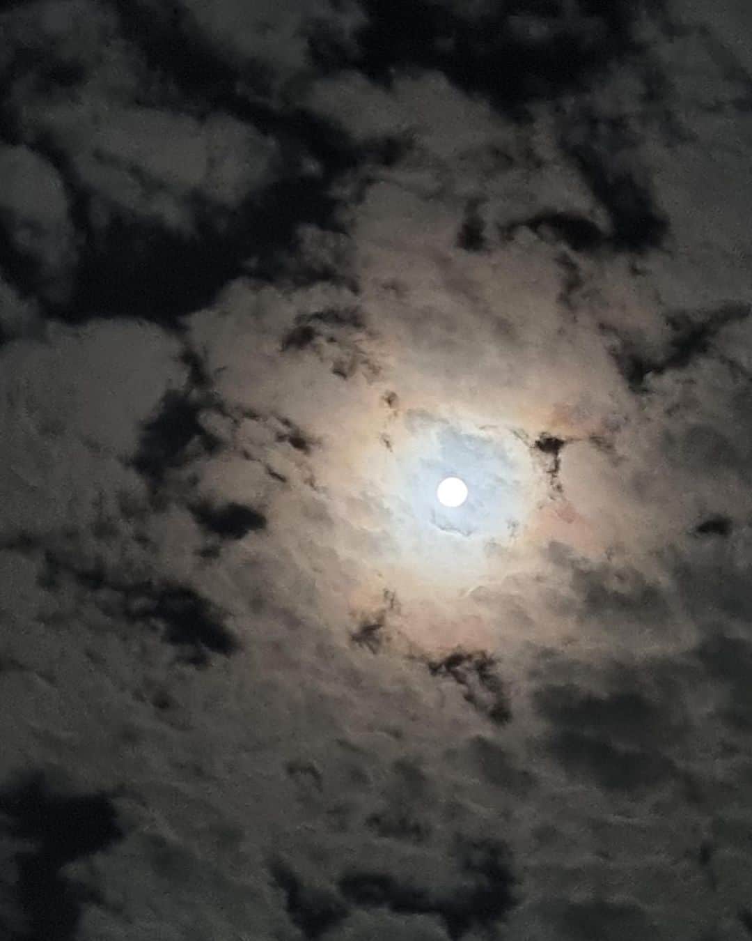 キム・ハヌルのインスタグラム：「쟁반같이 둥근달🌈🌕 따뜻하고 행복한 추석 연휴 보내세요~😘」