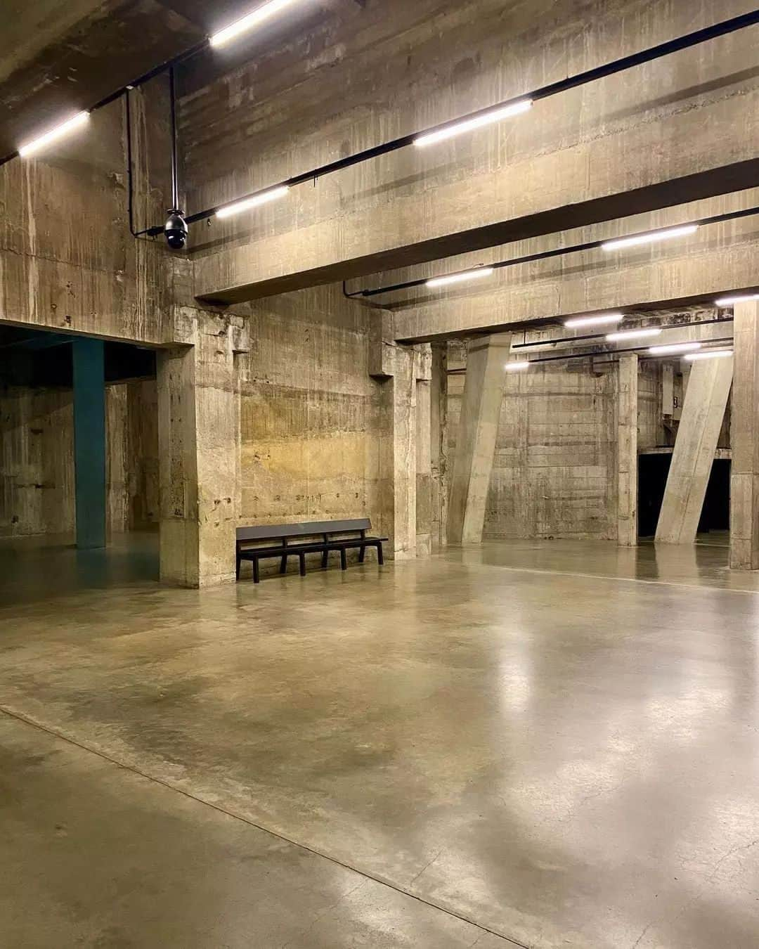 テート・ギャラリーさんのインスタグラム写真 - (テート・ギャラリーInstagram)「Drum roll please 🥁 We have some exciting news for fans of #TateModern’s subterranean Tanks! ✨  We’re pleased to announce that the Tanks will become home to the Infinities Commission—a new yearly, free commission supporting experimental and visionary new artwork. Each year, a panel of experts will select an artist to create a major new work to be unveiled the following spring. The Infinity Commission will provide a vital platform for artists at critical points in their careers, from across the world at the cutting-edge of contemporary art.  🏭 Now a space dedicated to performance, film and installation, the Tanks were previously used to store oil when the gallery was a power station. No longer generating electricity, the Tanks are now a space to generate ideas, creative energy and new possibilities for artists and audiences. These raw, industrial spaces will be taken over by the first #InfinitiesCommission artist in spring 2025!  Check out further details via the link in our bio. 🔗  ⬜ @maggiefalshaw1 🛢️ @carlosvelezphoto 📽️ @theesperanzamaria 👤 @marksbrokenlens 2️⃣ @jack_mossnorbury 🪑 @alicia_e ⬜ @paris.lu」9月29日 21時57分 - tate