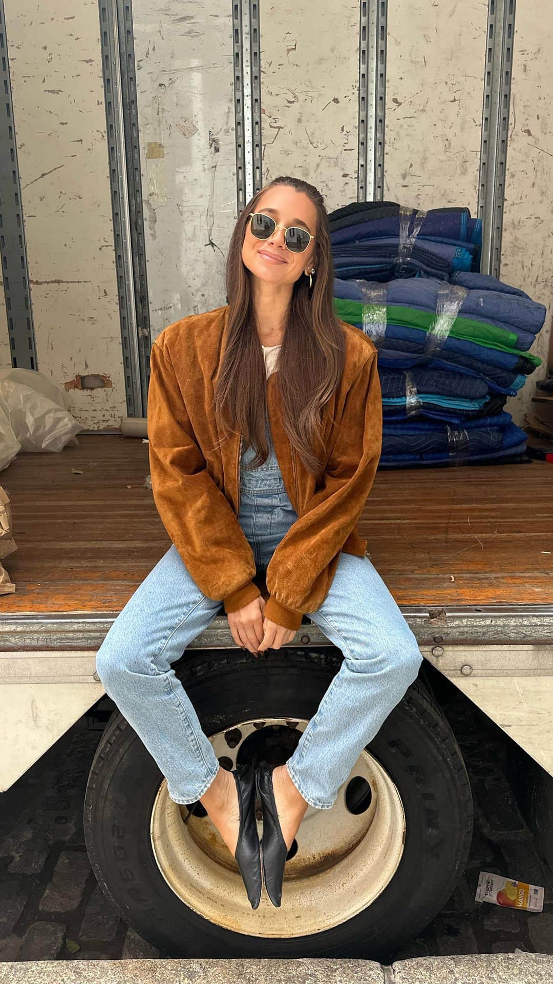 We Wore Whatのインスタグラム：「I may move 9 more times just to hang with the @roadwaymoving team again! Their attention to detail and thoughtfulness is beyond impressive and made this move go so smoothly 🤗 cheers to new beginnings!」