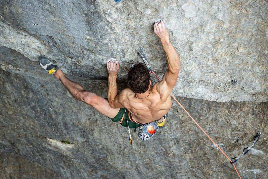 Mammutさんのインスタグラム写真 - (MammutInstagram)「B je to! 9b FA (Vranjača, Croatia 🇭🇷) A short trip to Croatia in between the training sessions results in the first ascent of the first Croatian 9b 💪   We made a family trip to the Paklenica area in August 👌 I bolted two lines in this massive cave of Vranjača and first ascended the easier one (9a/a+), which I called "A je to" after my favorite Czech 🇨🇿 cartoon. I am glad my Croatian friends knew the cartoon as well! I worked on the sequences of the harder project to the right of "A je to!", but I ran out of time to finish it off 😏  A je to! is super power endurance route without super hard moves, whereas B je to! has a very hard crux that makes this route so hard ☝️ 2nd the day of this trip, after a very hard fight in the crux, and still very close calls on the upper part, I clipped the anchor of this project 👊Actually, I came up with this name ("B je to" means "it is b") even before I started trying. I was a little hesitant about whether it deserves the grade 9b or maybe a slashgrade fits better (then the name doesn't make any sense), but considering good conditions, crux that fits my style and pretty good sensations of my body recently, I propose 9b. If it ever gets downgraded, we might have to find a different name! 😄  The ascent was filmed, so stay tuned for the video, which we will release on my YouTube channel in November 👉 youtube.com/c/AdamOndra  Pics by @kuba.sobotka   #adamondra #AO #rockclimbing #climbing #climbinglife #firstascent #FA #climb #climber #ascent #9b #croatia #croatia🇭🇷 #vranjacacave #caveclimbing #cave #paklenica   @mammut_swiss1862 @lasportivagram @euroholds @rohlik.cz @mix.it @sensfoods @hudysport @211_zpmvcr @mercedesbenz_autojihlava @sport_invest @olympcsmv Cardion」9月29日 21時58分 - mammut_swiss1862