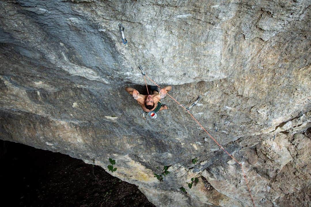Mammutさんのインスタグラム写真 - (MammutInstagram)「B je to! 9b FA (Vranjača, Croatia 🇭🇷) A short trip to Croatia in between the training sessions results in the first ascent of the first Croatian 9b 💪   We made a family trip to the Paklenica area in August 👌 I bolted two lines in this massive cave of Vranjača and first ascended the easier one (9a/a+), which I called "A je to" after my favorite Czech 🇨🇿 cartoon. I am glad my Croatian friends knew the cartoon as well! I worked on the sequences of the harder project to the right of "A je to!", but I ran out of time to finish it off 😏  A je to! is super power endurance route without super hard moves, whereas B je to! has a very hard crux that makes this route so hard ☝️ 2nd the day of this trip, after a very hard fight in the crux, and still very close calls on the upper part, I clipped the anchor of this project 👊Actually, I came up with this name ("B je to" means "it is b") even before I started trying. I was a little hesitant about whether it deserves the grade 9b or maybe a slashgrade fits better (then the name doesn't make any sense), but considering good conditions, crux that fits my style and pretty good sensations of my body recently, I propose 9b. If it ever gets downgraded, we might have to find a different name! 😄  The ascent was filmed, so stay tuned for the video, which we will release on my YouTube channel in November 👉 youtube.com/c/AdamOndra  Pics by @kuba.sobotka   #adamondra #AO #rockclimbing #climbing #climbinglife #firstascent #FA #climb #climber #ascent #9b #croatia #croatia🇭🇷 #vranjacacave #caveclimbing #cave #paklenica   @mammut_swiss1862 @lasportivagram @euroholds @rohlik.cz @mix.it @sensfoods @hudysport @211_zpmvcr @mercedesbenz_autojihlava @sport_invest @olympcsmv Cardion」9月29日 21時58分 - mammut_swiss1862