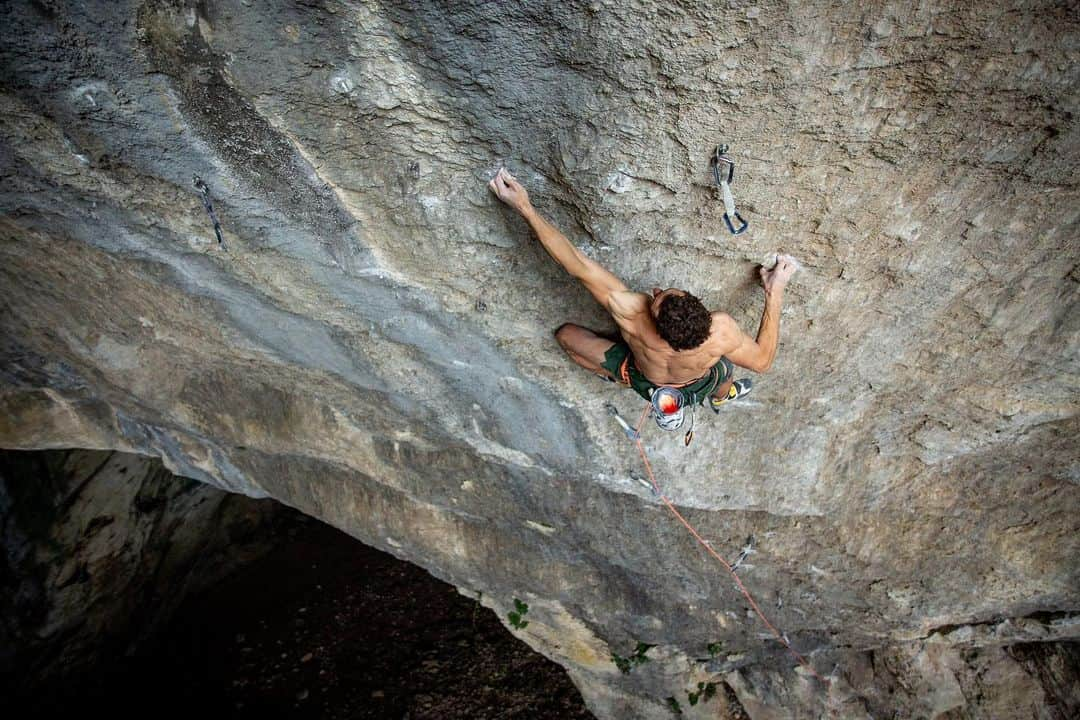 Mammutのインスタグラム：「B je to! 9b FA (Vranjača, Croatia 🇭🇷) A short trip to Croatia in between the training sessions results in the first ascent of the first Croatian 9b 💪   We made a family trip to the Paklenica area in August 👌 I bolted two lines in this massive cave of Vranjača and first ascended the easier one (9a/a+), which I called "A je to" after my favorite Czech 🇨🇿 cartoon. I am glad my Croatian friends knew the cartoon as well! I worked on the sequences of the harder project to the right of "A je to!", but I ran out of time to finish it off 😏  A je to! is super power endurance route without super hard moves, whereas B je to! has a very hard crux that makes this route so hard ☝️ 2nd the day of this trip, after a very hard fight in the crux, and still very close calls on the upper part, I clipped the anchor of this project 👊Actually, I came up with this name ("B je to" means "it is b") even before I started trying. I was a little hesitant about whether it deserves the grade 9b or maybe a slashgrade fits better (then the name doesn't make any sense), but considering good conditions, crux that fits my style and pretty good sensations of my body recently, I propose 9b. If it ever gets downgraded, we might have to find a different name! 😄  The ascent was filmed, so stay tuned for the video, which we will release on my YouTube channel in November 👉 youtube.com/c/AdamOndra  Pics by @kuba.sobotka   #adamondra #AO #rockclimbing #climbing #climbinglife #firstascent #FA #climb #climber #ascent #9b #croatia #croatia🇭🇷 #vranjacacave #caveclimbing #cave #paklenica   @mammut_swiss1862 @lasportivagram @euroholds @rohlik.cz @mix.it @sensfoods @hudysport @211_zpmvcr @mercedesbenz_autojihlava @sport_invest @olympcsmv Cardion」