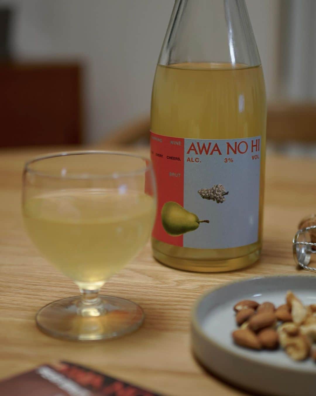 のインスタグラム：「. ネーミングまで可愛い @awanohi_ 🍸✨ . . お酒が強くない私でも飲みやすい低アルコール、フルーツスパークリングでとっても飲みやすかった🍐 滅多に家では飲まないのだけれど誕生日だったので特別😌 . . . . #AWANOHI #スパークリング #フルーツスパークリング」