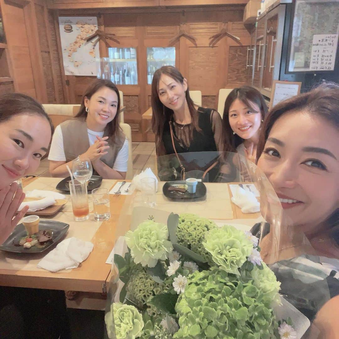 松藤あつこのインスタグラム：「どう考えたって…  幸せ者💖  20年前の自分に教えてあげたいな…  若い時って、知識がない分…不安も大きいし、沢山悩むしね…  助けてくれた方々に感謝だな〜って心から思います✨  私。ちゃんと生きてた😆  若い子達にちゃんと、良い影響を与えられますように成長したいです💖  人生を共に楽しめる友がいてこそ💫  September🍰バイバイ👋  #バースデー月間 #友人の大切さ #幸せとは #人を想えば #返ってくる #みたい #人が好き #日々感謝 #幸せのリレー #集まるところ #自分次第」