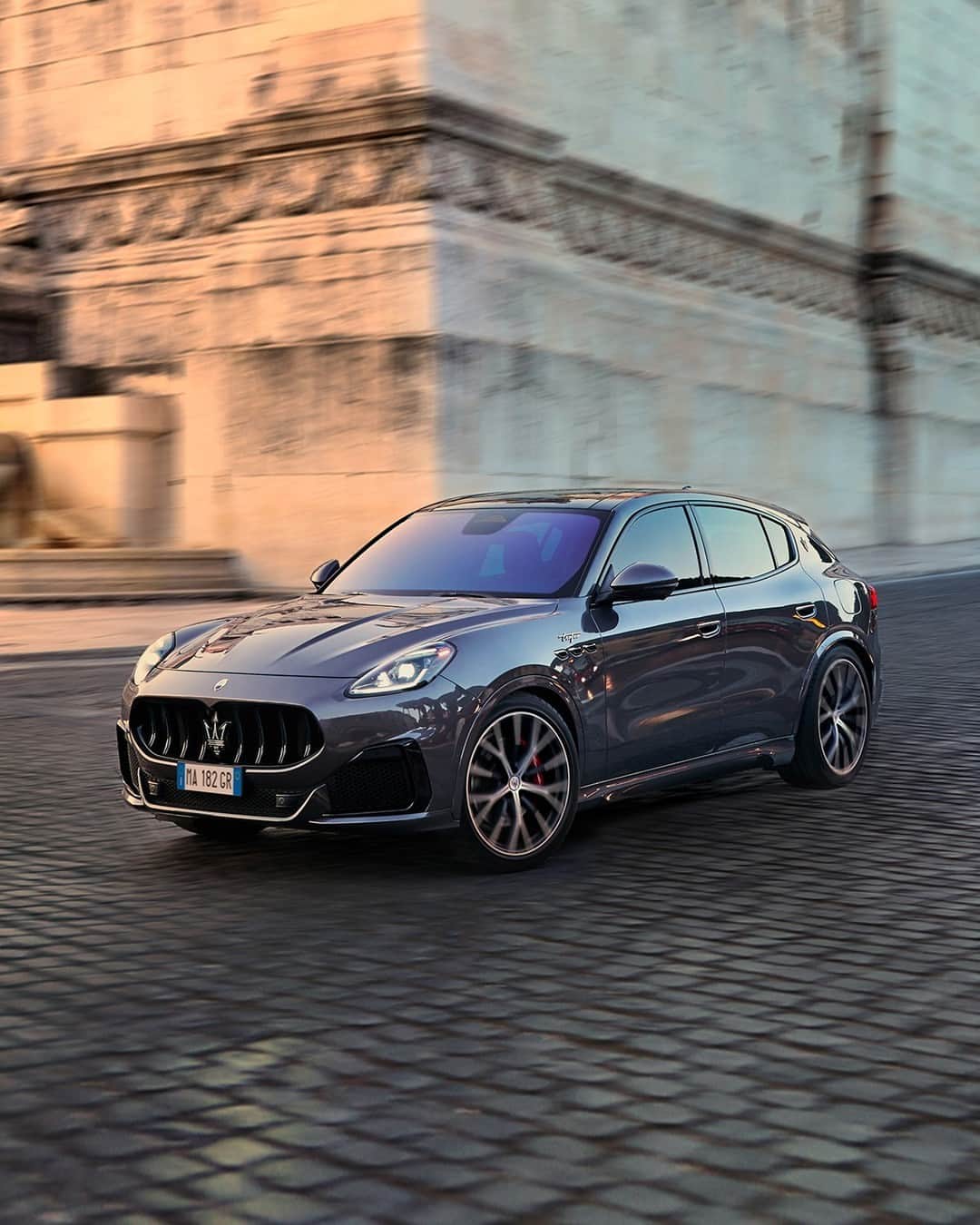 マセラティのインスタグラム：「Every dawn, dusk and moment in between is exceptional with Grecale.⁣ Your City. Your Grecale.⁣ #EverydayExceptional #MaseratiGrecale #Maserati」