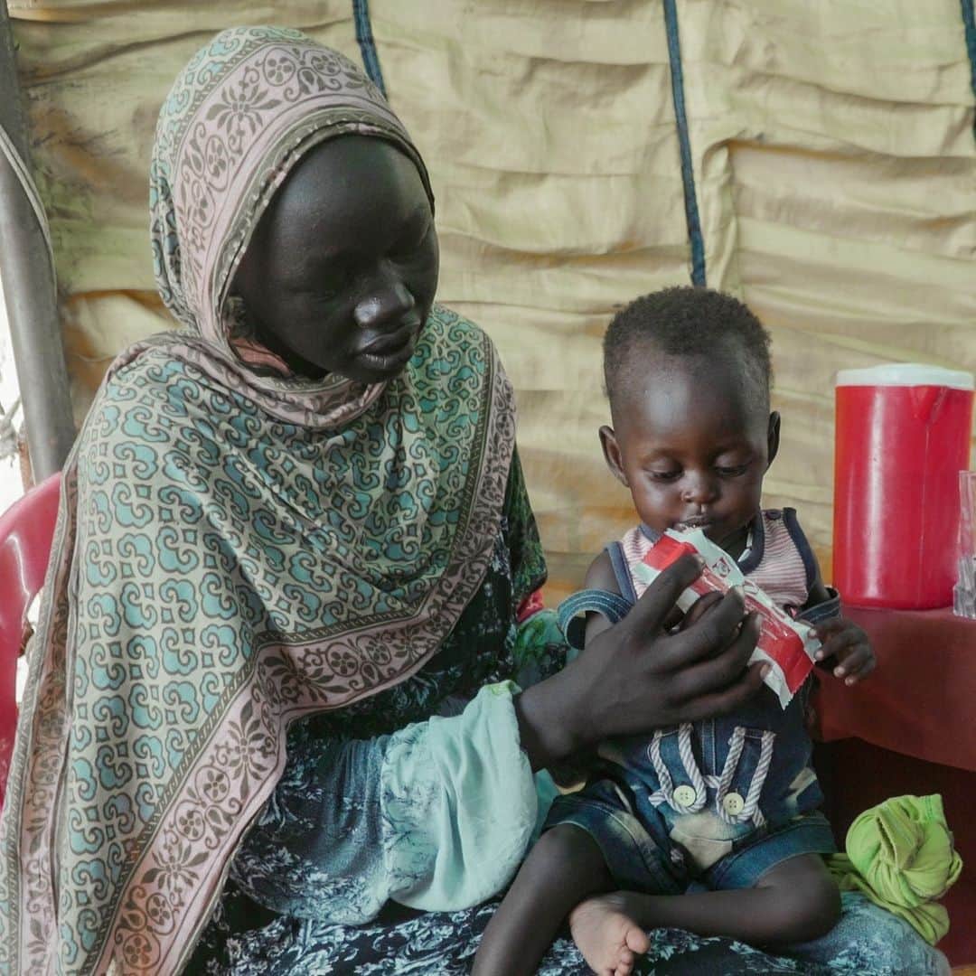 unicefさんのインスタグラム写真 - (unicefInstagram)「A lifeline.  Nawal is giving her son ready-to-use therapeutic food, an energy-rich paste helping children suffering from severe malnutrition gain weight in Sudan.  Through ongoing war, UNICEF is scaling up nutrition support for vulnerable children across the country.  Help save a life by donating through the link in our bio.  © UNICEF/Mohamdeen」9月29日 22時00分 - unicef