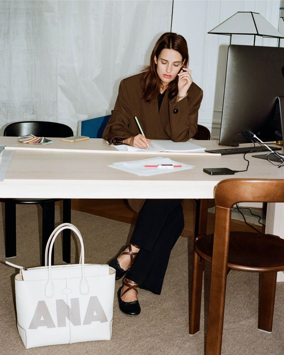 のインスタグラム：「Living between Paris and New York, artist Ana Kraš @teget opened the doors of her home, showcasing her special masterpiece, a custom-made Di Bag.  #Tods #TodsDiBag」