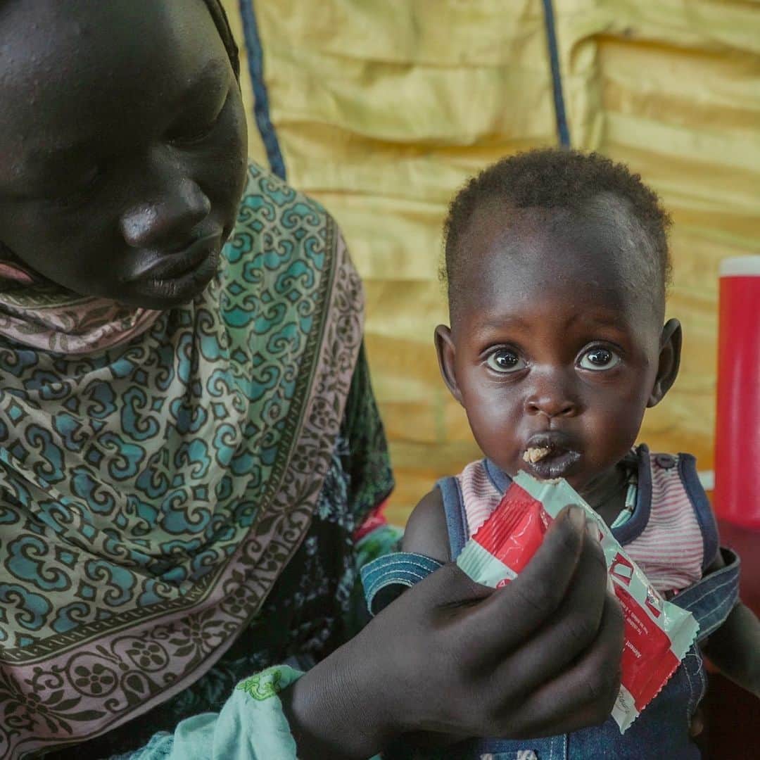 unicefのインスタグラム：「A lifeline.  Nawal is giving her son ready-to-use therapeutic food, an energy-rich paste helping children suffering from severe malnutrition gain weight in Sudan.  Through ongoing war, UNICEF is scaling up nutrition support for vulnerable children across the country.  Help save a life by donating through the link in our bio.  © UNICEF/Mohamdeen」
