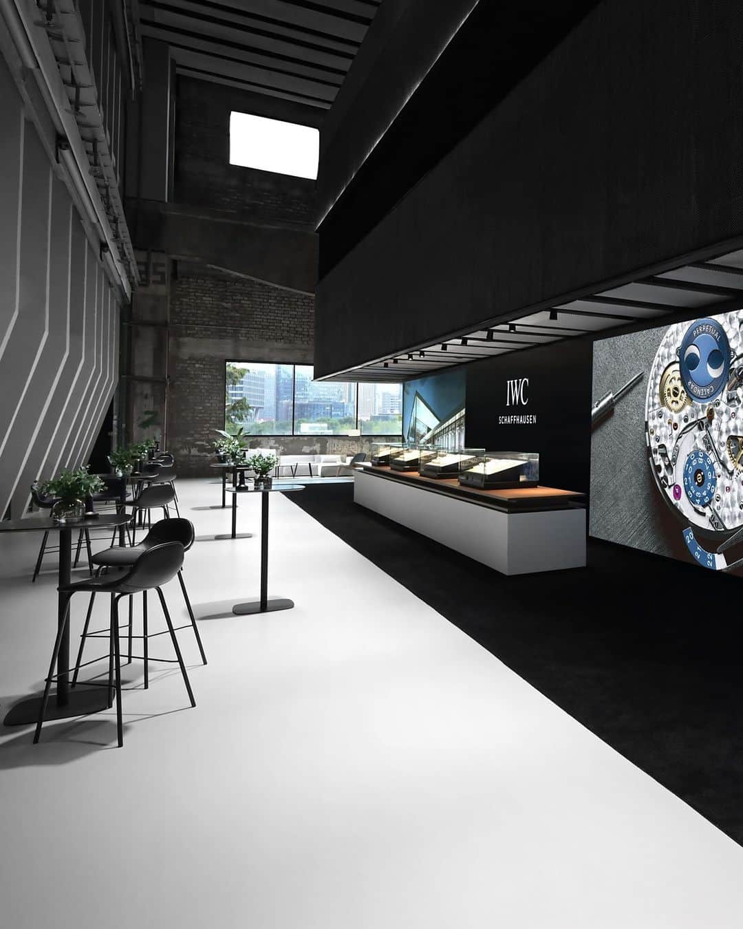IWCのインスタグラム：「Our FORM UND TECHNIK campaign was at Watches and Wonders Shanghai showcasing our Ingenieur Auntomatic 40 with its rich history and iconic design. We also welcomed over 200 friends from our #IWCfamily for our first exclusive Brand Night to celebrate IWC Schaffhausen, our approach to watchmaking and what our positioning, ENGINEERING BEYOND TIME, means to us.   #WatchesAndWonders2023 | #IWCingenieur」
