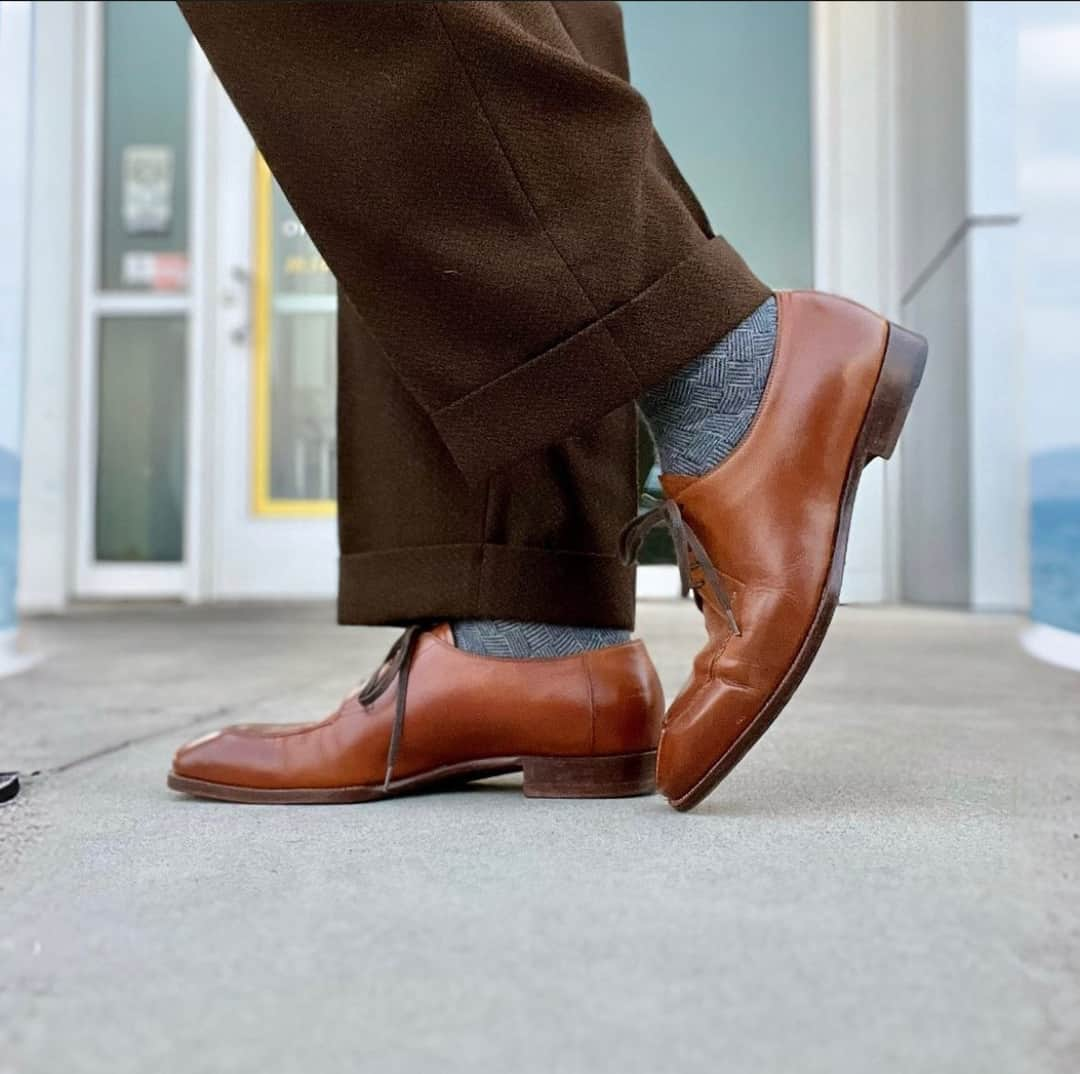 サンクリスピンのインスタグラム：「The beauty of our split toe derby is how sleek they are - the bevelled waists effortlessly contour the feet and transform shoes into sculpture - as shown here by @jg.bashlow⁣ #shoes #handmadeshoes #madetoorder #mtoshoes #bespokeshoes #handwelted #shoeporn #madebyhand #shoestagram #agentlemanschoice #onlyforgentlemen」