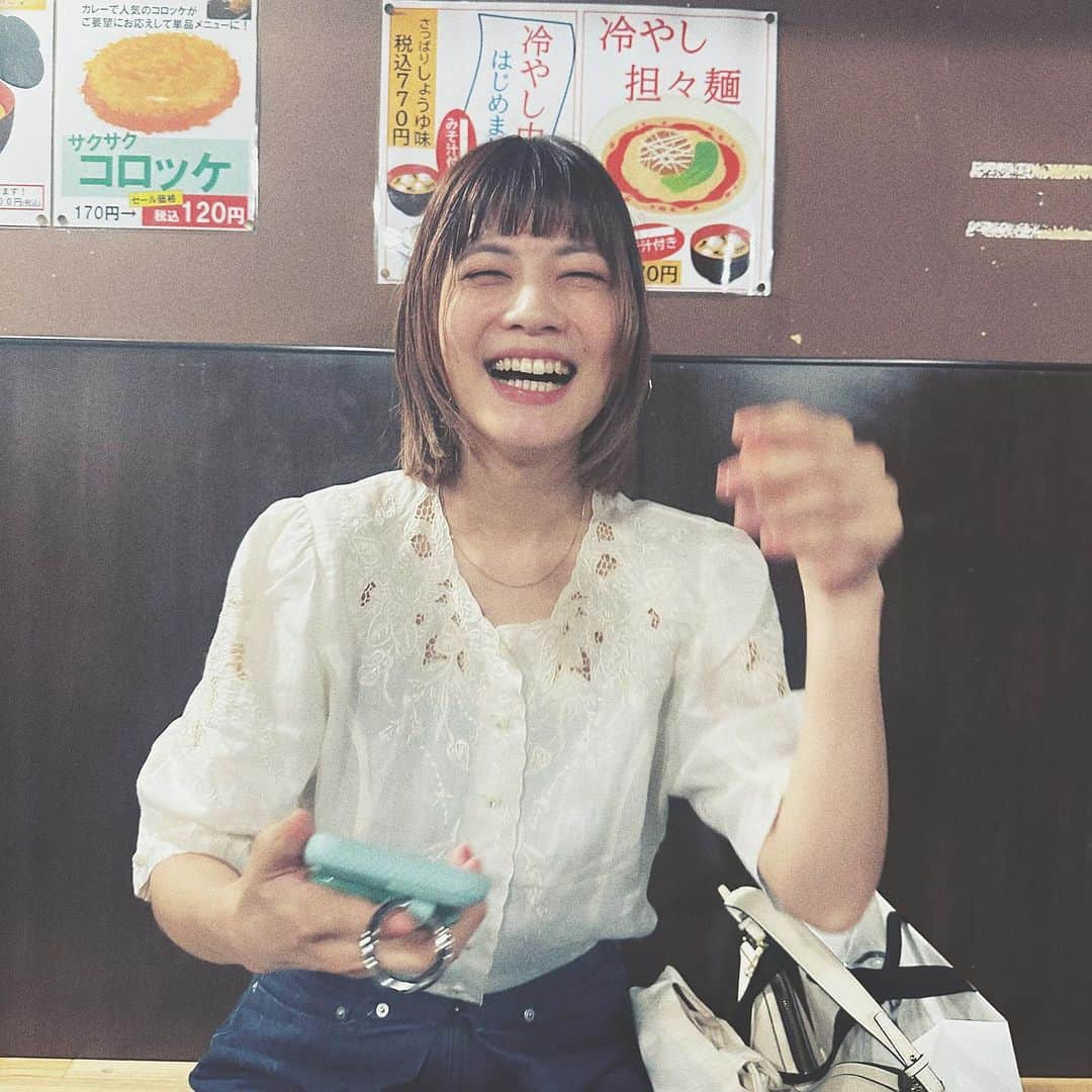 石川瑠利子のインスタグラム：「. 華金ですね🙆🏻‍♀️ いつかの飲みながらハッピーな私🍺 大好きなおばあちゃんから譲り受けたブラウスはお気に入り💗クリーニング代高いのは可愛くないけどっ😇笑 . . #今日は中秋の名月  #中秋の名月に満月になるの次は7年後らしいよ  #7年後の歳考えたらゾッとした笑」