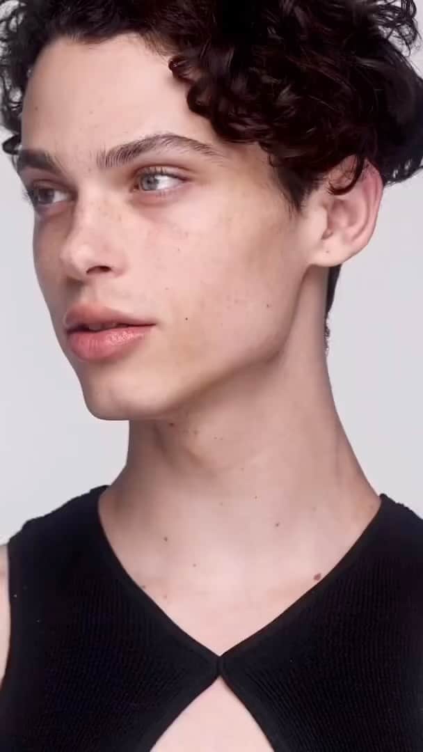 M·A·C Cosmetics BRのインスタグラム：「Sua pele merece um brilho radiante potencializado por sérum ✨. Apresente sua pele à nossa nova base radiante que oferece +209% de hidratação instantânea* para uma pele mais hidratada, suave e radiante. Compre todas as 56 tonalidades luminosas agora. #MACStudioRadiance #BasePotencializadaPorSérum    *Testes clínicos em 28 participantes após um uso do produto.」