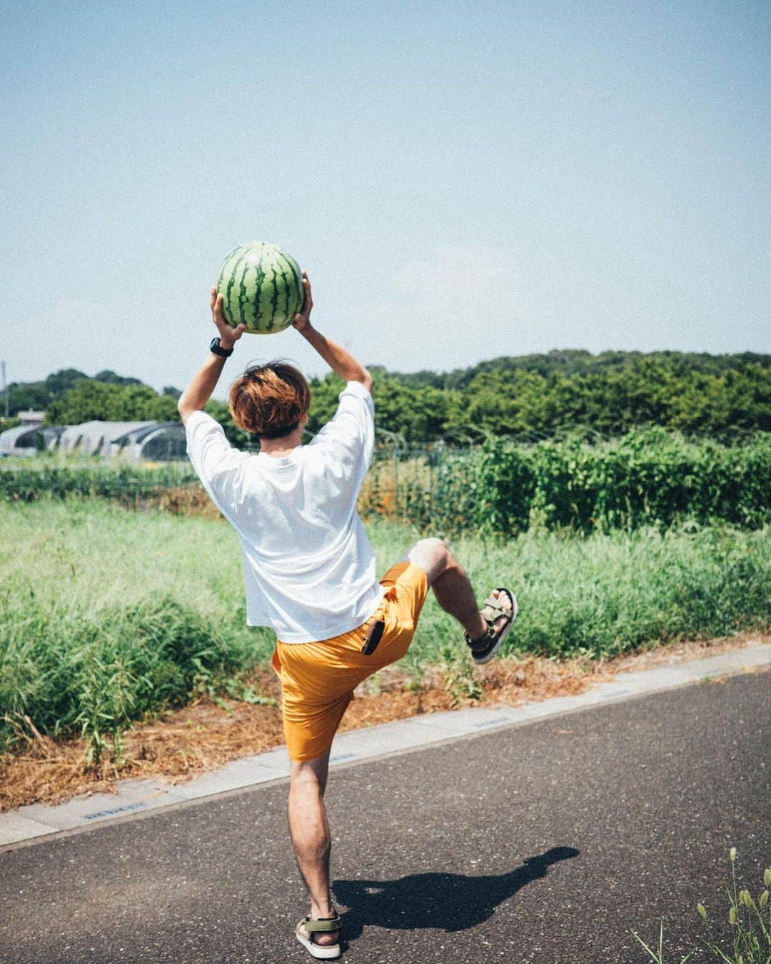 長島涼平のインスタグラム：「俺が大玉スイカに喜んでる間に夏終わってたな  #スイカ #大玉スイカ #美味しくいただきました」