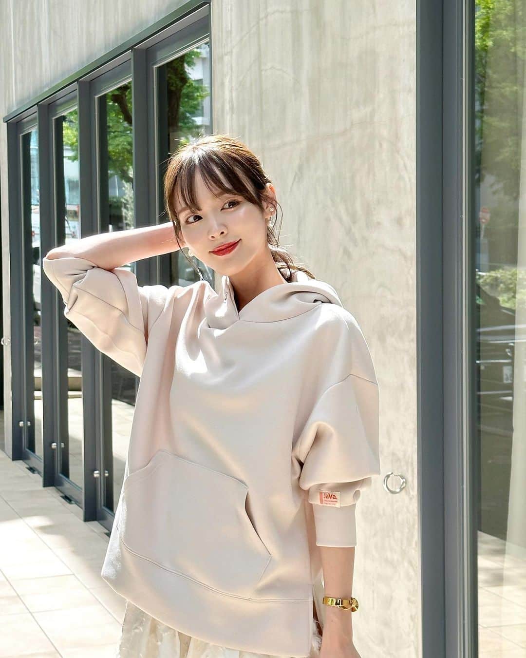 磯田 ひかる(Hikaru Isoda) のインスタグラム：「こんばんは🥰 今週も1週間お疲れ様でした🍺  どんな1週間でしたか〜？  この日はカジュアルめコーデ♡ パーカー着てみたよ🎀 甘めのスカートと合わせてバランス良く🤍  【着用アイテム】 Tops @classicalelf_official  ダンボールニットカンガルーポケットパーカー グレイッシュベージュ　M ¥3,499税込  Skirt @arpege_story  フラッフィーギャザーフレアスカート 定価 25,300円(税込)   ------------------------------ picaru：162cm / 骨格ウェーブ 1st ブライトスプリング 2nd ブライトサマー  大人可愛いスタイルアップコーデ ヘアメイクを合わせた トータルスタイリングを提案🤍  不定期にストーリーで ファッションお悩み相談募集中🥰 ------------------------------  他の投稿を見る→【@picaruuu】」