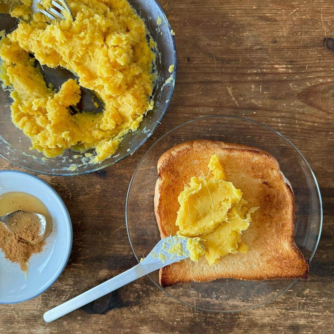 Tesshiさんのインスタグラム写真 - (TesshiInstagram)「マッシュドさつまいもトーストwithアイス Mashed sweet potato toast with ice cream #yummy #homemade #healthy #toast #sweetpotato #icecream #cinnamon #おいしい #トースト #さつまいも #スイートポテト #アイス #マカロニメイト #フーディーテーブル #手作り  マッシュドさつまいも→さつまいも200g(蒸すか茹でるか電子レンジ)、牛乳1/4カップ〜、バターひとかけら、塩ひとつまみ、お好みで砂糖大1〜 下から→トースト、マッシュドさつまいも、アイス、はちみつ＋シナモンなど Mashed sweet potatoes… 200g sweet potatoes(steam or boil or microwave), 1/4~ cup milk, 1/2 tbsp butter, a pinch of salt, 1~ tbsp sugar… Toast, mashed sweet potatoes, ice cream, honey with cinnamon powder…」9月29日 22時15分 - tmytsm