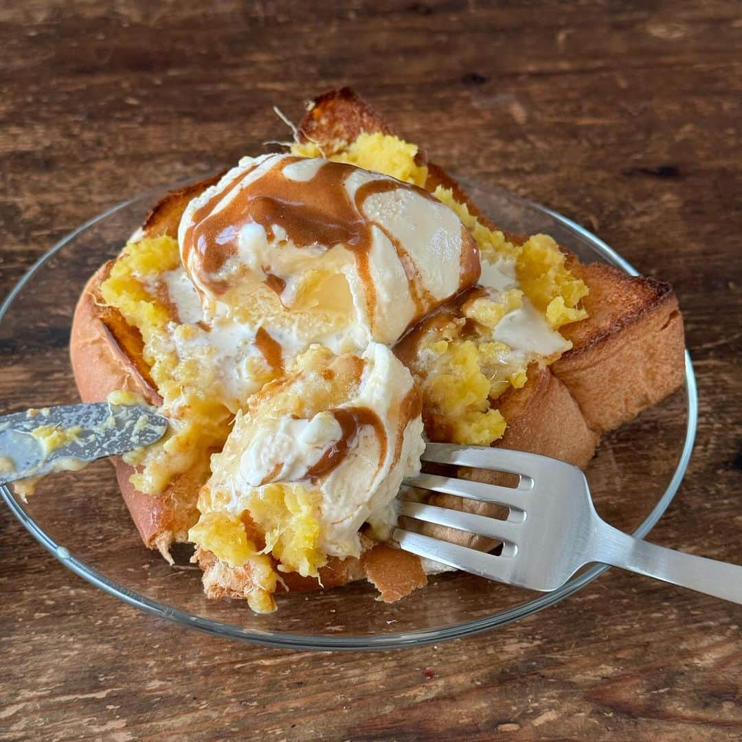 Tesshiさんのインスタグラム写真 - (TesshiInstagram)「マッシュドさつまいもトーストwithアイス Mashed sweet potato toast with ice cream #yummy #homemade #healthy #toast #sweetpotato #icecream #cinnamon #おいしい #トースト #さつまいも #スイートポテト #アイス #マカロニメイト #フーディーテーブル #手作り  マッシュドさつまいも→さつまいも200g(蒸すか茹でるか電子レンジ)、牛乳1/4カップ〜、バターひとかけら、塩ひとつまみ、お好みで砂糖大1〜 下から→トースト、マッシュドさつまいも、アイス、はちみつ＋シナモンなど Mashed sweet potatoes… 200g sweet potatoes(steam or boil or microwave), 1/4~ cup milk, 1/2 tbsp butter, a pinch of salt, 1~ tbsp sugar… Toast, mashed sweet potatoes, ice cream, honey with cinnamon powder…」9月29日 22時15分 - tmytsm