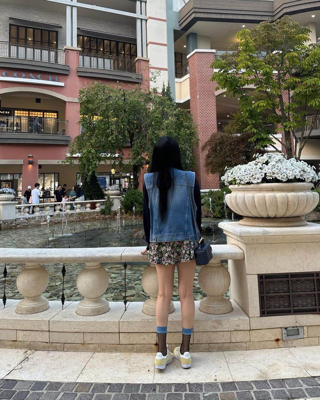 のインスタグラム：「콧바람💙🩵🩷🖤💛」