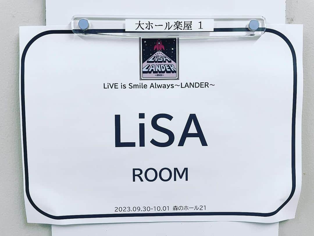 LiSAさんのインスタグラム写真 - (LiSAInstagram)「いよいよ明日から　#LiSA #LANDERツアー　です🚀 初日は　千葉　@松戸森のホール21です🪐 会場でひと足先に歌ってきました🎙️ 4年ぶりのホールツアー。 どきどきするな。みんなに会えるのがうれしいな。どきどきするな。一生懸命歌います。よろしくお願いします👽」9月29日 22時09分 - xlisa_olivex