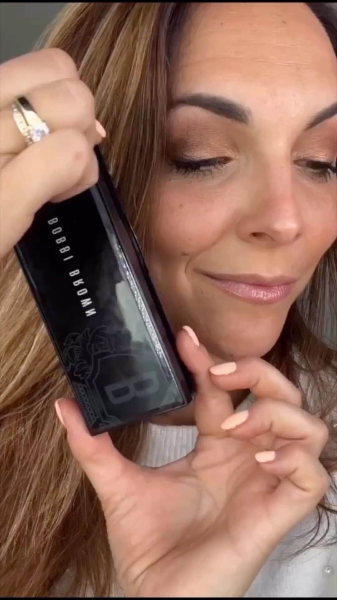 のインスタグラム：「Fall is here—go for the bronze. Bobbi Brown Makeup Artist @laurajubin_ creates a warmed-up look using a few of our skin-enhancing essentials.  GET LAURA’S LOOK:  • Long-Wear Cream Shadow Stick in Toast • All Nudes Eye Shadow Palette in Bronzed Nudes  • Long-Wear Eye Pencil in Jet  • Skin Concealer Stick • Smokey Eye Mascara • Bronzing Powder   #BobbiBrown #LongWearCreamShadowStick #FallMakeup #FallEyeMakeup #BronzeMakeup」