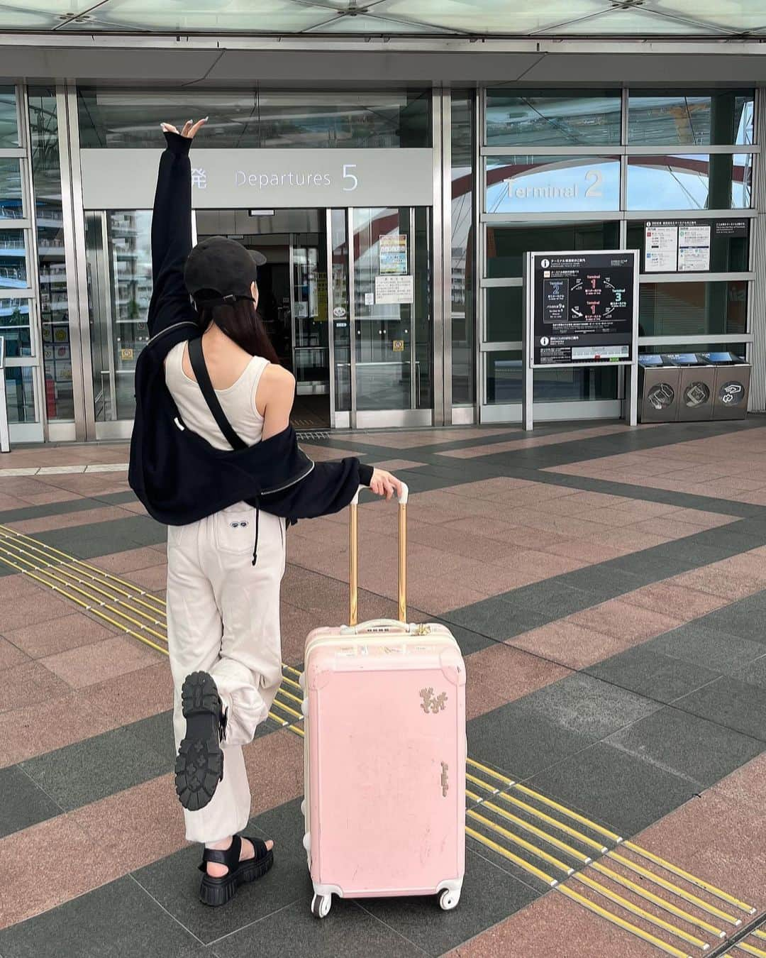 島袋香菜さんのインスタグラム写真 - (島袋香菜Instagram)「しばらく沖縄いってきます✈️♡」9月29日 22時10分 - _kanaloco_