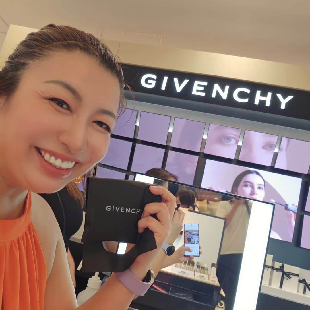 折原ゆかりのインスタグラム：「Givenchy  × TODAY'S WOMAN 2023 Givenchy様が今期、 スポンサーになってくださいました。 BEAUTY CAMP中に ・阪急百貨店 梅田にご挨拶を 発売前にソワン ノワール セラム ファンデーション の試供品をいただき、 使用させていただきました！ お名前は控えさせていただきますが。とても明るく迎えてくださり、ご丁寧に接していただきました。  ・GINZA6  ワークショップとして お時間をもうけてくださいました。 香水は１つ1つ 名前と意味が込められていて 私は OISEAU RAREという香水 OUTSTANDINGという意味が とても気に入りました。 コスメティックも、下地やルースパウダーなど手にとり、艶さやマットさなど比べさせていただきました。 こちらもお名前控えさせていただきますが、普段店頭にたってらっしゃらない、トレーナー様やエリアマネージャー様などの、貴重な製品の紹介を聞かせていただき、私は後日、 ジバンシイ プリズム リーブル #1 ルースパウダー  ジバンシイ プリズム リーブル プレップ＆セット グロウ ミスト 70ml （ミスト化粧水） 購入しました！ 頭から汗がでるタイプでも、密着し、透明感がでます。 #ghivanchy #StevenHaynes #TodaysWoman #TodaysWoman2023 #TodaysWomanPlus #TodaysWomanJapan #plussize #SHEIN #SHEINforall #Diversity #Independence #Smiles #Confidence #Opportunity  #2023  #プラスサイズ #shein購入品  #プラスサイズコーデ #SHEIN #SHEINforall #besheinモデル  @steven_a_haynes  @shein_japan  @tokyomx.9ch  @todayswomanplus」