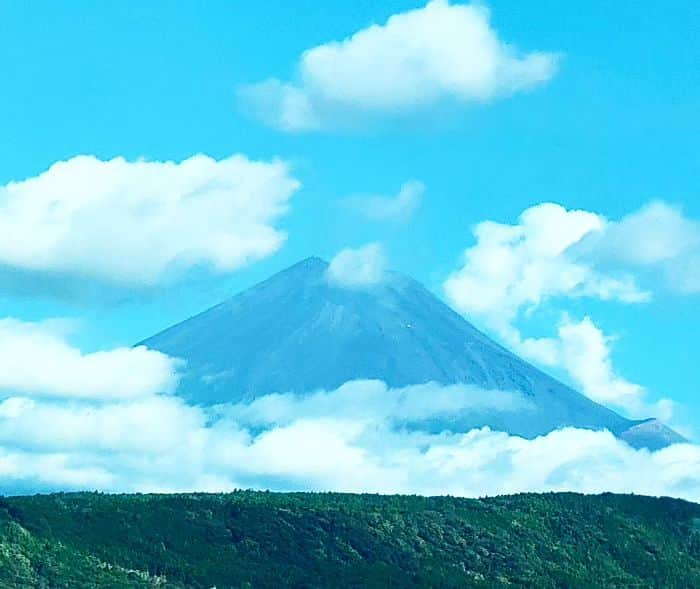 神取忍のインスタグラム：「富士山は雲が掛かっていて 全体が見れなかった💦 風の影響のタイミングで雲が取れる時も あるんだよね!! 人生と一緒でタイミングで 大きく変わるよね!! タイミングは大事だね(^^) #富士山 #雲 #風 #タイミング  #プロレス  #神取忍」