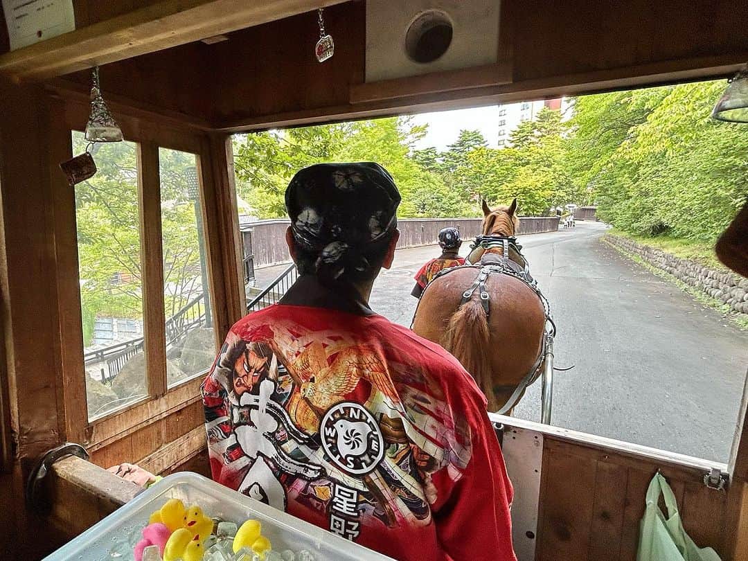 進藤やす子さんのインスタグラム写真 - (進藤やす子Instagram)「＊ 「青森屋」はなんと22万㎡という広大な敷地（東京ドーム17個分）で、ホテルというよりほぼテーマパーク。  敷地を周遊する馬車も大人気！ こちらのお馬さん🐴は馬事業部の課長「きらら」。 年配の「うるる」部長より出番多めです。#年功序列  #星野リゾート #青森屋 #hoshinoresorts  #星野リゾート青森屋 @hoshinoresorts_aomoriya  @hoshinoresorts.official」9月29日 22時12分 - yasukoshindo