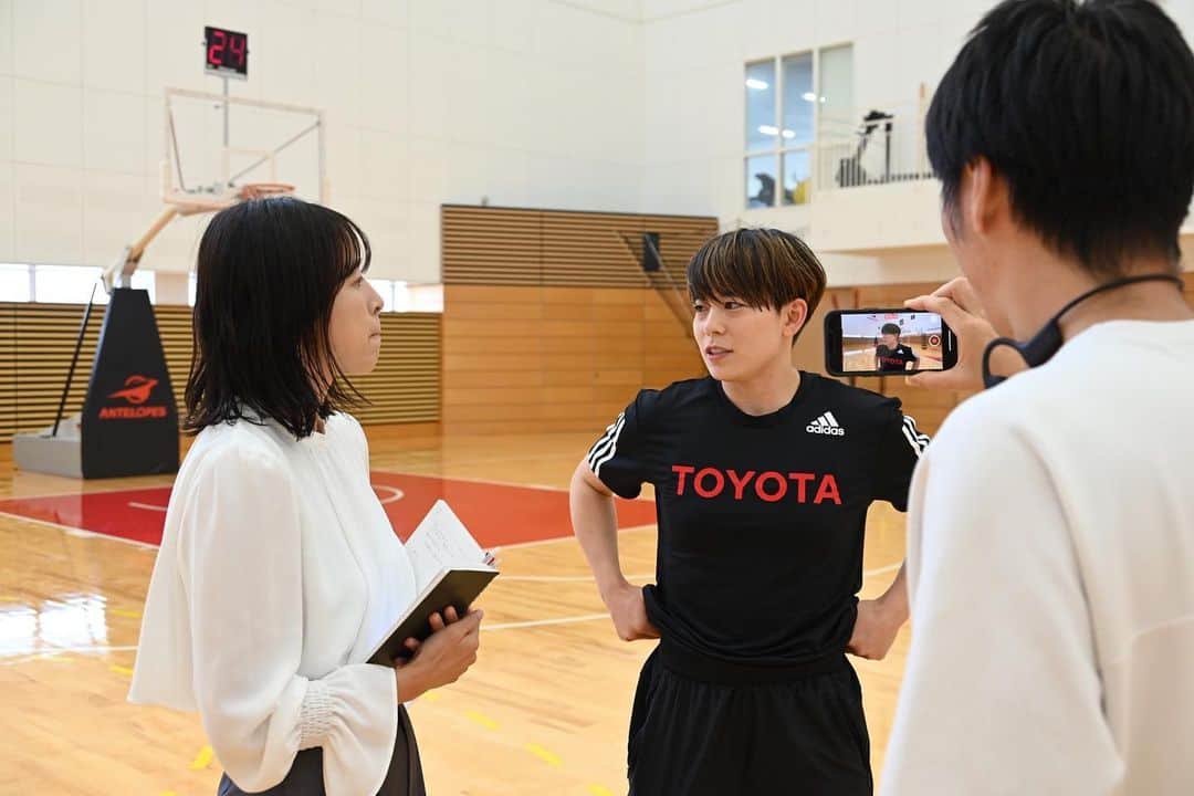 三好南穂のインスタグラム：「本日、放送されたトヨタイムズスポーツ。  今回は開幕直前のアンテロープス特集でした🏀 そして、大変恐縮ながら、私、三好が初の取材に行かせていただきました。 昨シーズンまで毎日通っていた体育館が、また違う景色にも見えて。 チームの素晴らしさ、選手の面白さ、垣間見れる回になったかなと思います☺️  みなさん、ぜひご覧ください👀  https://www.youtube.com/live/pF_FhE_jFBw?si=MTd9yrqR6C_RkjKh  #トヨタイムズスポーツ  #トヨタ自動車アンテロープス」