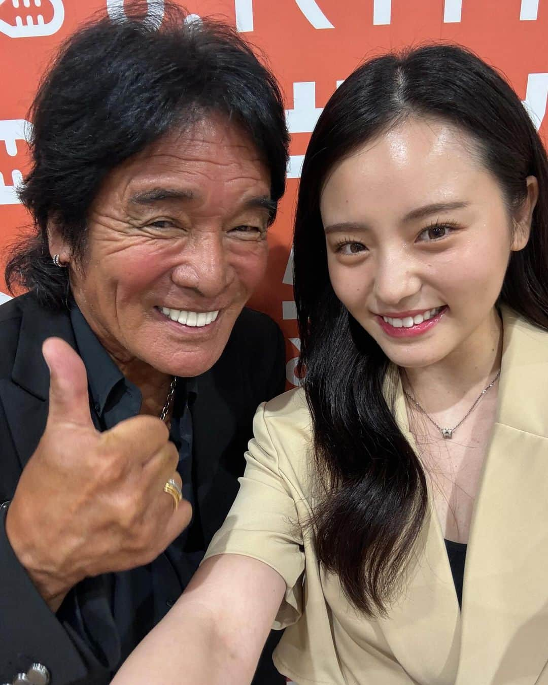 Asakaさんのインスタグラム写真 - (AsakaInstagram)「「トロット・ガールズ・ジャパン」で審査員を務められる、松崎しげるさんが出演する文化放送のラジオ番組「鎌田俊哉の！えモンカケ」収録現場に伺いました😂‼️  https://www.joqr.co.jp/qr/program/emonkake/  「オーディションに挑む若者は、時代の壁をぶち破れ🎸🎤」という言葉がかっこよすぎました🤦🏽‍♀️！！  しかも！即興でゴリラの歌まで歌って頂き、感動した、、、😭 TikTokもやられていて、感性がお若い😳 トロット部の公式や私のアカウントでもTikTok撮ったので是非みなさんお楽しみ🫣💗  松崎しげるさん！すごくジェントルでカッコよくて…イメージ以上に黒かったです😳！何よりプロのサービス精神を勉強させて頂きました。  ありがとうございました😭✨  #松崎しげる #文化放送 #鎌田俊哉 #えモンカケ　#トロットガールズジャパン #トロット部 #東あさか #看護師 #看護師モデル  #学生 #vivi #vivigirl」9月29日 22時14分 - aasakaa_0102