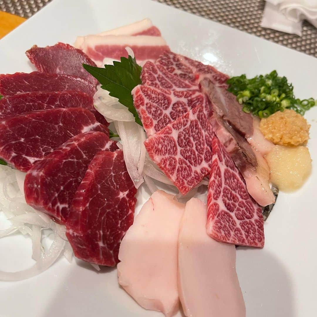 梅田彩佳さんのインスタグラム写真 - (梅田彩佳Instagram)「. . 見ての通り めちゃくちゃ熊本楽しんじゃってます。 . . くまモン🐻かわいい わたし、ゆるキャラ大好きなんだよね🥰かわいい . . 馬刺し美味しかったぁ🥰 クレープも食べて、アイスも食べて。 . . 沢山堪能いたしました。 . . #精霊の守り人 ファミリーフェスティバル公演はここで終わり。 毎公演、地区も学校も違う小学生が来てくれるのに、 不思議と始まりは、みんな声を出してコンサート並みに盛り上がってくれました。 不思議だよね。 . . ミュージカルの始まりはこうじゃなきゃいけない。こうしなきゃいけない。を知らないならではの反応で毎回毎回新鮮でした🥰 . . 本来、確かに、暗くなって素敵な音楽が流れたら声上げて最高な気持ちを伝えたくなるよなぁ〜って忘れてた気持ちを思い出させてくれたり、いかに自分が今までの"当たり前"に縛られているかも。（急に重い）笑 気付かされました。 . . みんな、かわいい声、拍手をありがとう👏✨ . . さぁ、 #精霊の守り人 最後の地、山口に向かいますよ！ よろしくお願いします🌸🥰」9月29日 22時14分 - ayaka_umeda_official