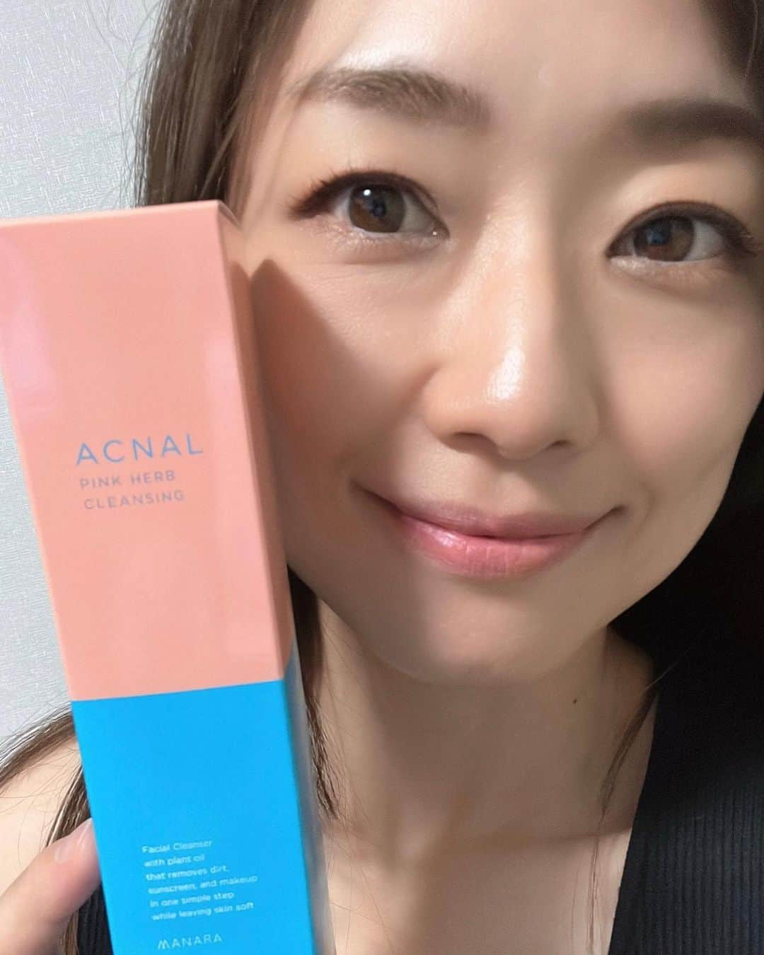 彼方茜香さんのインスタグラム写真 - (彼方茜香Instagram)「アクナル♥ ACNALアンバサダーになりました♪ 肌トラブルが気になる方には是非使い続けて欲しいピンクハーブクレンジング！ 私も肌が強くなくてこのクレンジング使い出してから肌がスベスベもっちりです·͜· ♡ キャンペーンURLはストーリー＆アーカイブに🔖   #acnal #アクナル #ピンクハーブクレンジング #ニキビクレンジング #ニキビケアクレンジング #クレンジングオイル #角栓ケアクレンジング #アクナルでなくなる #提供 #ACNAL公式アンバサダー #pr」9月29日 22時14分 - serikaochikata