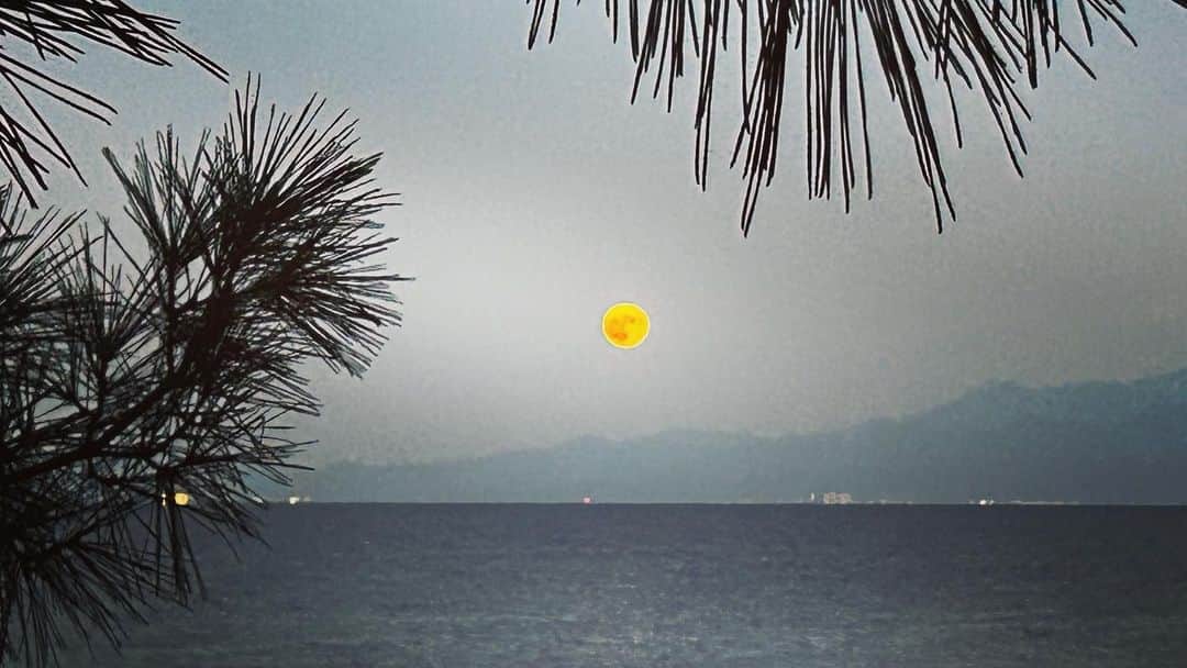 入江悠さんのインスタグラム写真 - (入江悠Instagram)「撮影後に琵琶湖に浮かぶ中秋の名月。  いま撮ってる時代の昔の人たちも同じ月を見つめていたのだろうか。」9月29日 22時14分 - u_irie
