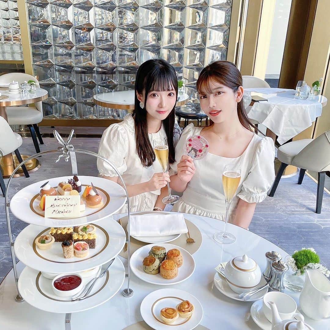 キアナのインスタグラム：「❥ ᙏ̤̫͚ ᙏ̤̫͚  みちるさんの誕生日祝いに可愛いアフタヌーンティー行ってきた🥂 改めて誕生日おめでとう〜🎂🌙」