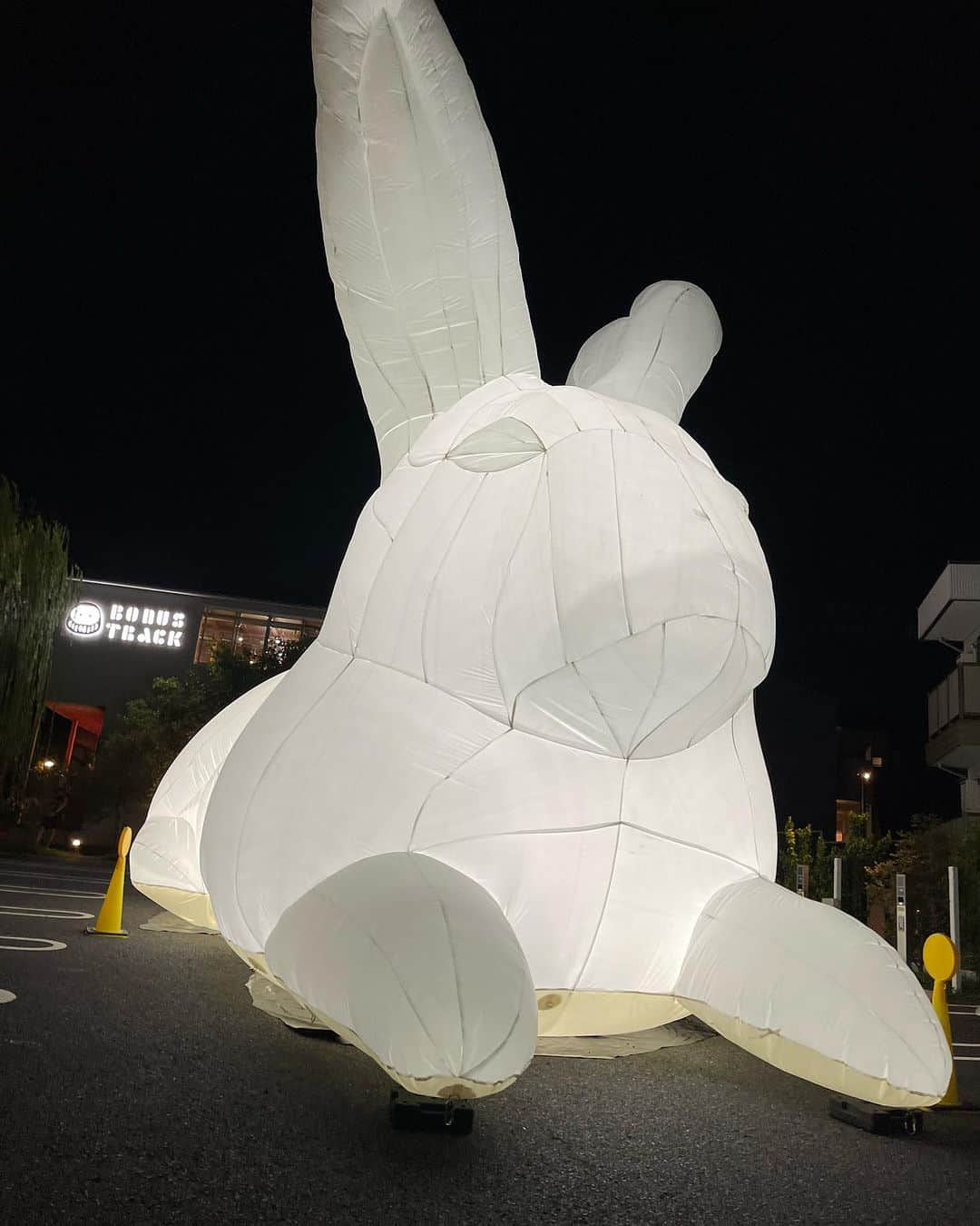 味岡ちえりさんのインスタグラム写真 - (味岡ちえりInstagram)「中秋の名月🌕 息子を自転車の前（と、後ろ）に乗せ、お月見ドライブ。 月に向かって走ってたら息子がE.T.なんじゃないかと思ってしまった今日。 私が着ていたのは偶然にもE.T.のTシャツでした…🤩  #ムーンアートナイト下北沢  #3人乗り自転車  #moon #🌕 #うさぎ　#🐇」9月29日 22時25分 - chieri0103