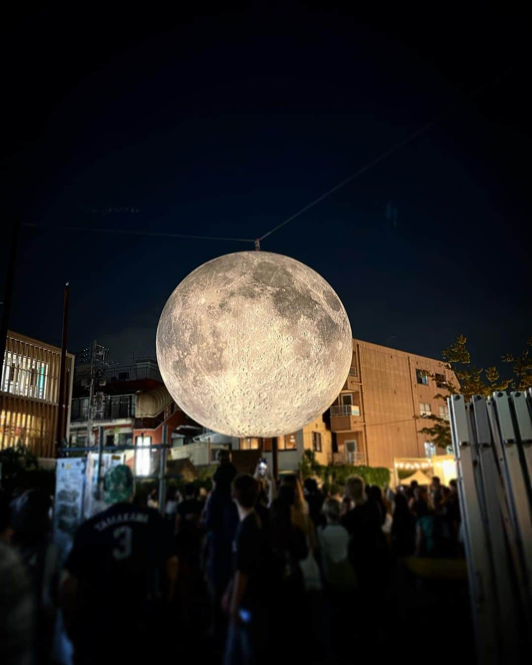 味岡ちえりさんのインスタグラム写真 - (味岡ちえりInstagram)「中秋の名月🌕 息子を自転車の前（と、後ろ）に乗せ、お月見ドライブ。 月に向かって走ってたら息子がE.T.なんじゃないかと思ってしまった今日。 私が着ていたのは偶然にもE.T.のTシャツでした…🤩  #ムーンアートナイト下北沢  #3人乗り自転車  #moon #🌕 #うさぎ　#🐇」9月29日 22時25分 - chieri0103