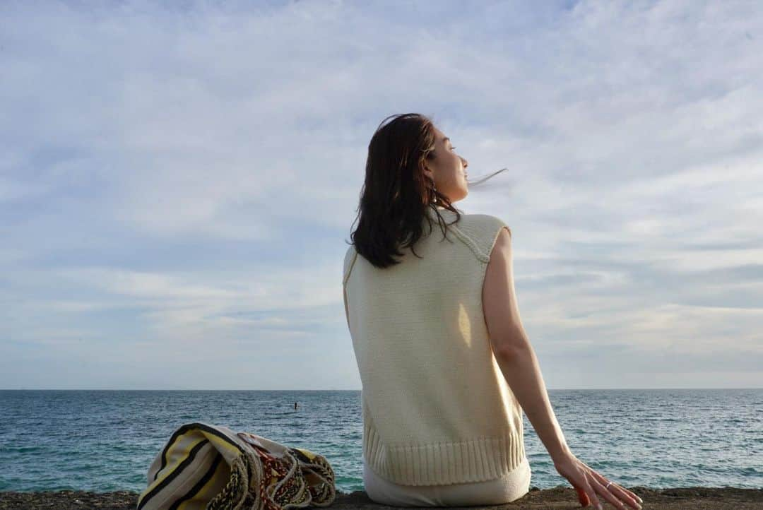 山田桃子さんのインスタグラム写真 - (山田桃子Instagram)「中秋の名月🌕 .  皆さん、 夜空を見上げましたか？  今夜は中秋の名月🌾   満月と重なるのは3年連続！ 次に重なるのは7年後の2030年。  そして、今日は、 おひつじ座の満月です🐑 12星座のなかでもトップバッター✨  〜 9月の満月は、 ハーベストムーン🌕  行動力や勇気、自信に満ち溢れるとき。 無理していることに対して、軌道修正して、 新しく再スタートしていくタイミングです❤️  満月の日は、 エネルギーが最大限に強まる日。 自分の内に秘めていた力をスムーズに外へ発揮できたり、 達成感を感じるようなこともあります✨  努力した結果が、 満月の日に現れたりしますよ🌕 〜  『ハーベストムーン』 といわれるだけあって、 上半期に頑張ったことが「実る」  自分の努力が報われた🍇 と感じる方もいらっしゃるのでは...  そんな頑張ってないよ〜 という方も、 「頑張って生きてきたから今があるんよね。」  感情の高ぶりが大きくなったり、 モヤモヤしたりする事もありますが、 頑張った自分を褒めつつ、 感謝をして過ごしましょうね♡  皆さん、今夜は、 美しい秋の満月を堪能しましょう🍡  そして、季節の変わり目、 ご自愛ください✨  . #中秋の名月 #中秋の名月🌕  #十五夜 #お月見 #牡羊座 #満月 #ハーベストムーン #おひつじ座  #メンタルヘルス #エネルギー #セラピー  #ヒーリング #ヒーラー #メンタルケア  #フリーアナウンサー  #山田桃子」9月29日 22時25分 - momomdoll