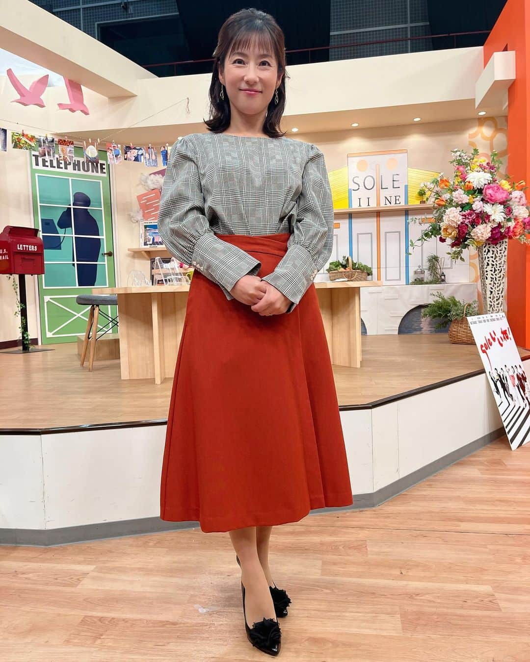 重長智子さんのインスタグラム写真 - (重長智子Instagram)「. . 火曜日の衣装🫧 濃いオレンジのスカートが素敵でした🧡 . アレコレのコーナーでは 幻のフルーツポポーを特集🥹 . 収穫期間が9月の1ヶ月間、 日持ちがせず傷つきやすいため、 市場にはあまり出回りません。 そのため、幻のフルーツと呼ばれています⭐️ . 清水で作られている望月さんのポポーは ジャム、プリン、ビネガー、ビールと 様々な商品になっています‼︎ . 望月さんファミリーとは 10年以上のお付き合いで、 継続して取材をさせていただいています☺️ . 気になった方は 「ファーム池の沢」をチェックしてくださいね🔍 . ご協力ありがとうございました‼︎ . . #静岡 #静岡放送 #お買いものいいね #アレコレ #幻のフルーツ #ポポー #女子アナコーデ #エアクロ #aircloset」9月29日 22時17分 - tomoko_shigenaga